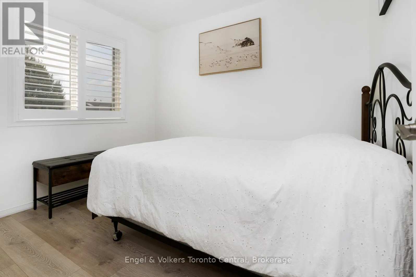 11 SUNDIAL COURT