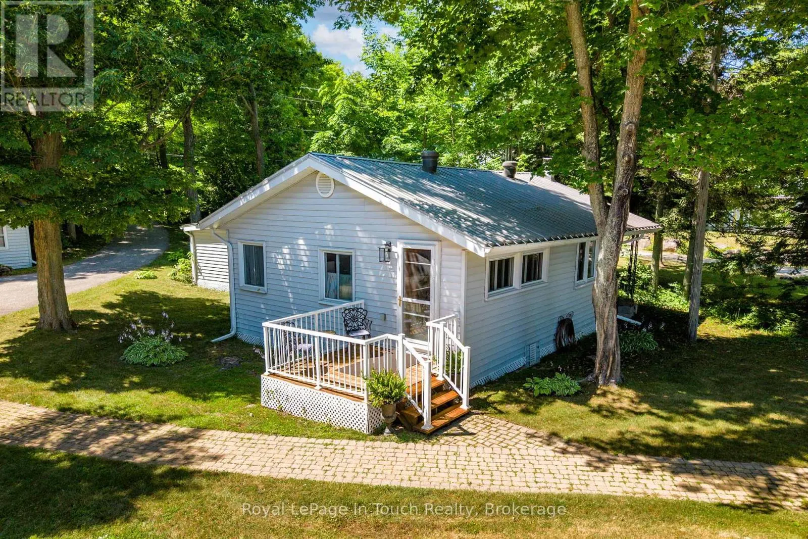 1443 CHAMPLAIN ROAD