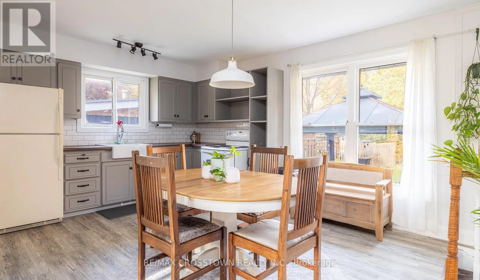 47 LAKESHORE ROAD W