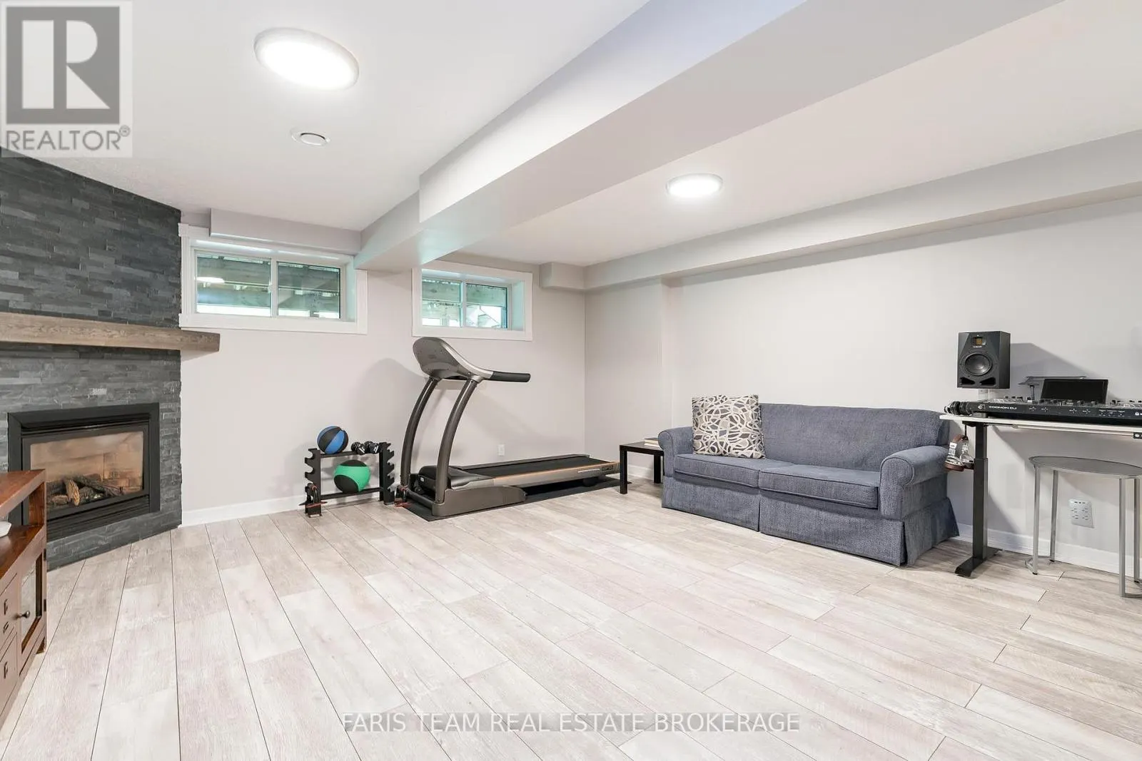 33 KINGFISHER CRESCENT