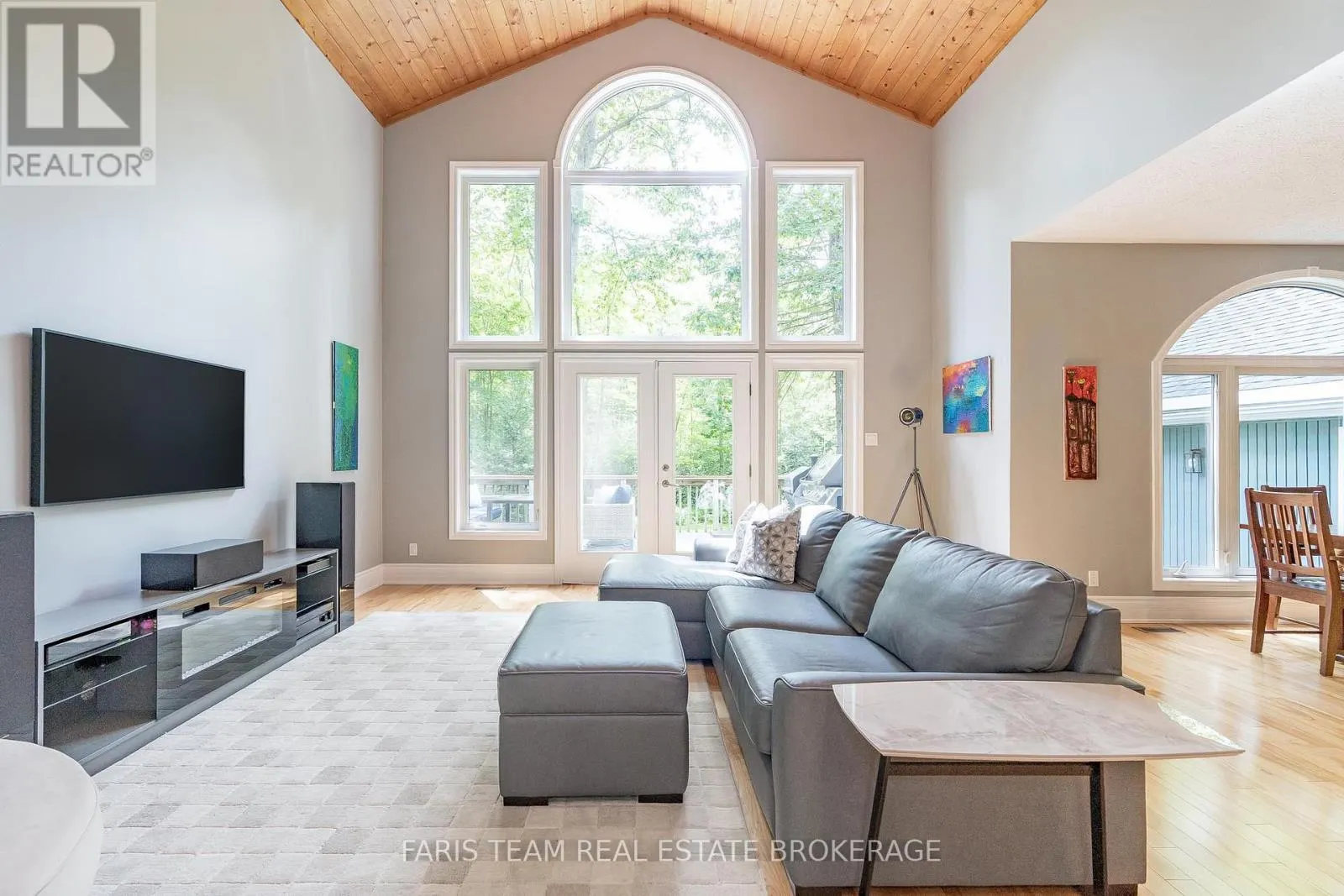 33 KINGFISHER CRESCENT
