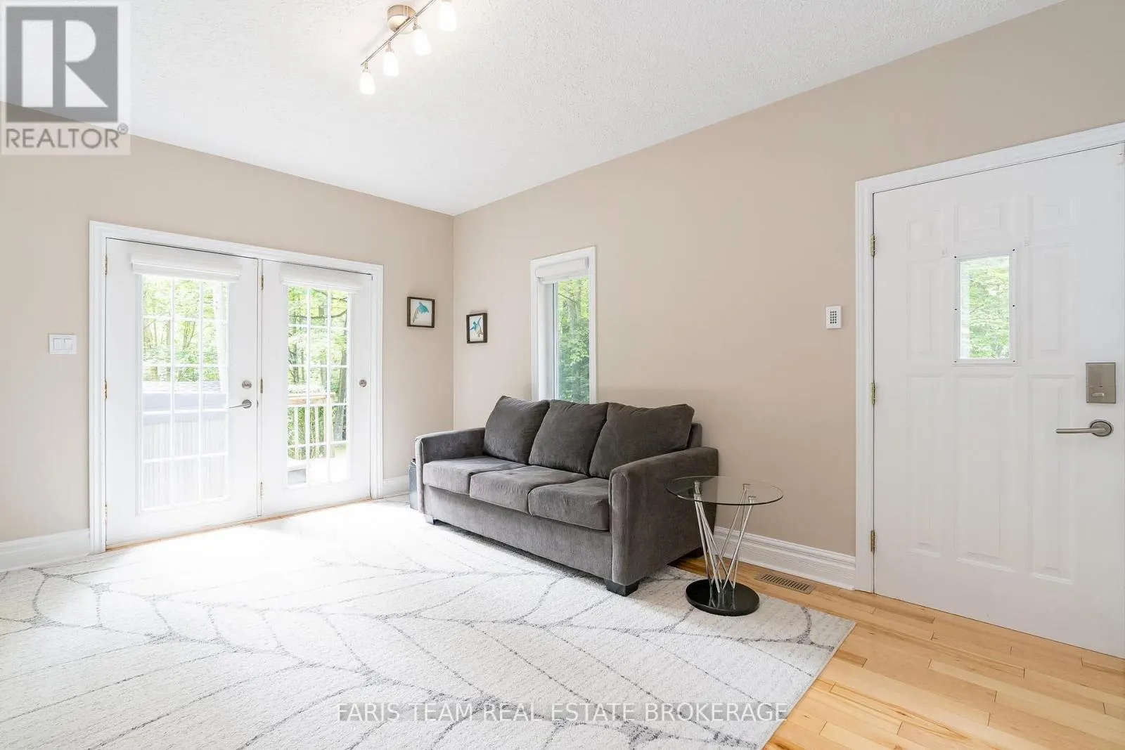 33 KINGFISHER CRESCENT