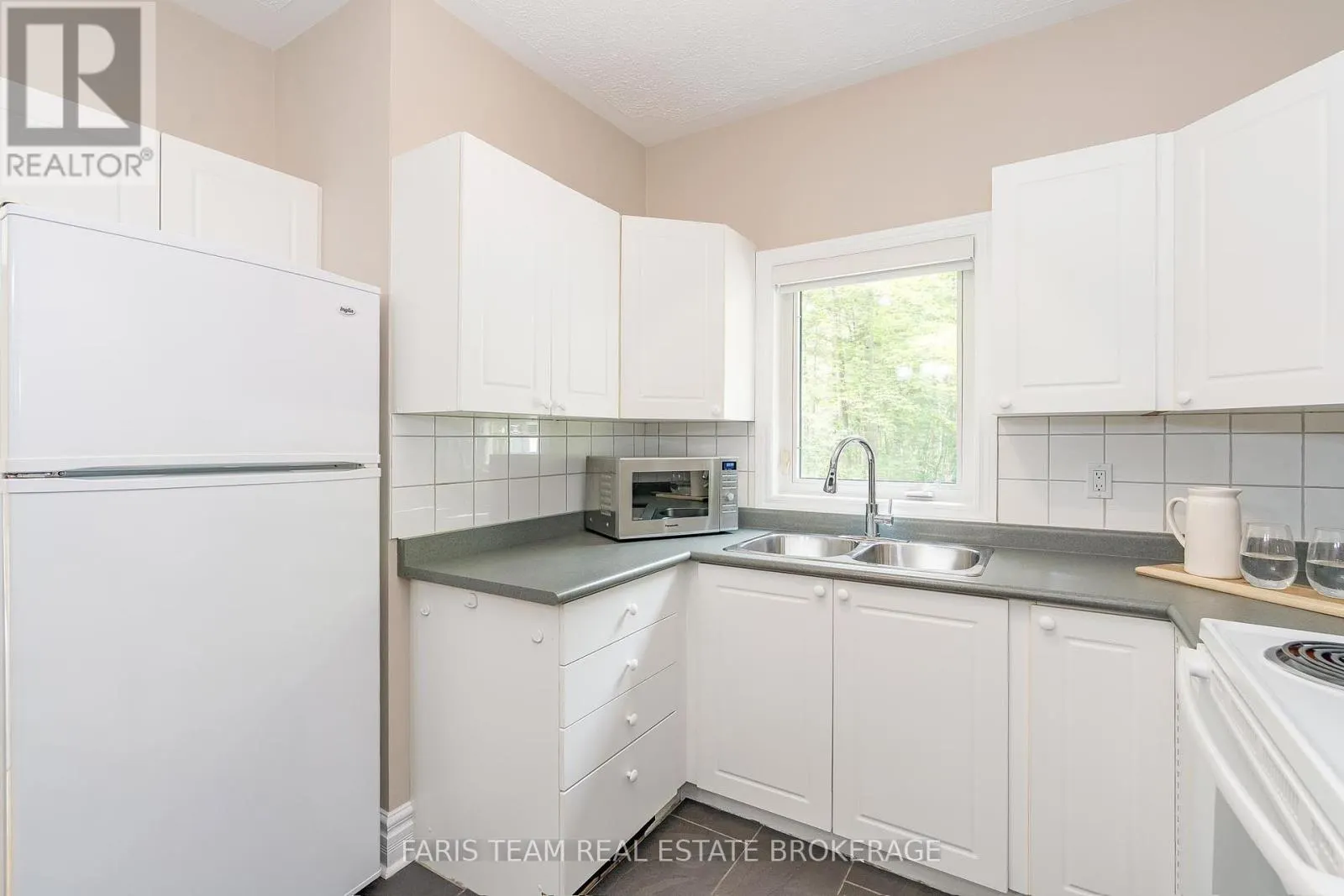 33 KINGFISHER CRESCENT
