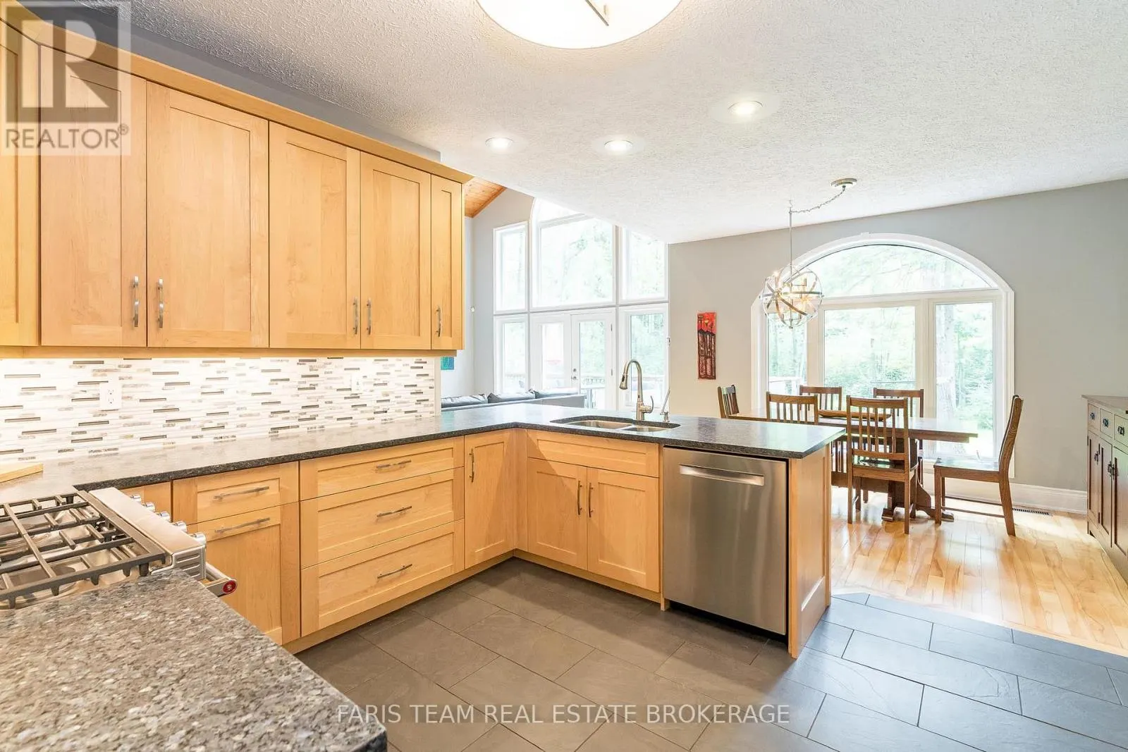 33 KINGFISHER CRESCENT
