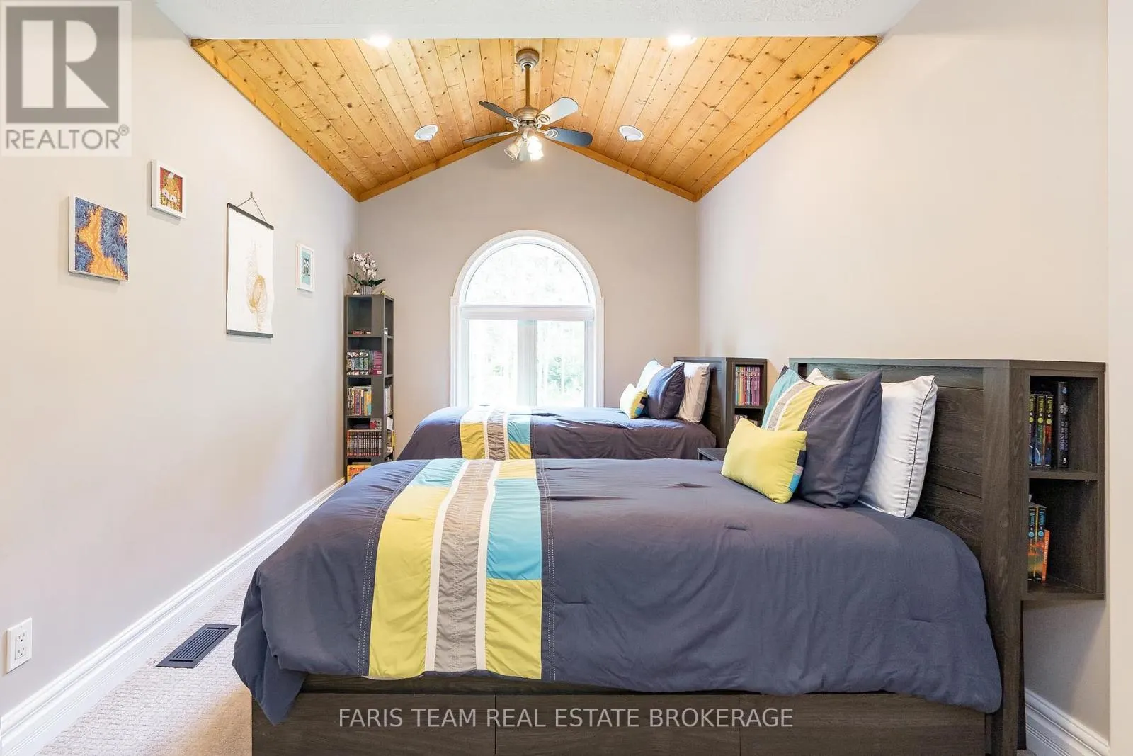 33 KINGFISHER CRESCENT