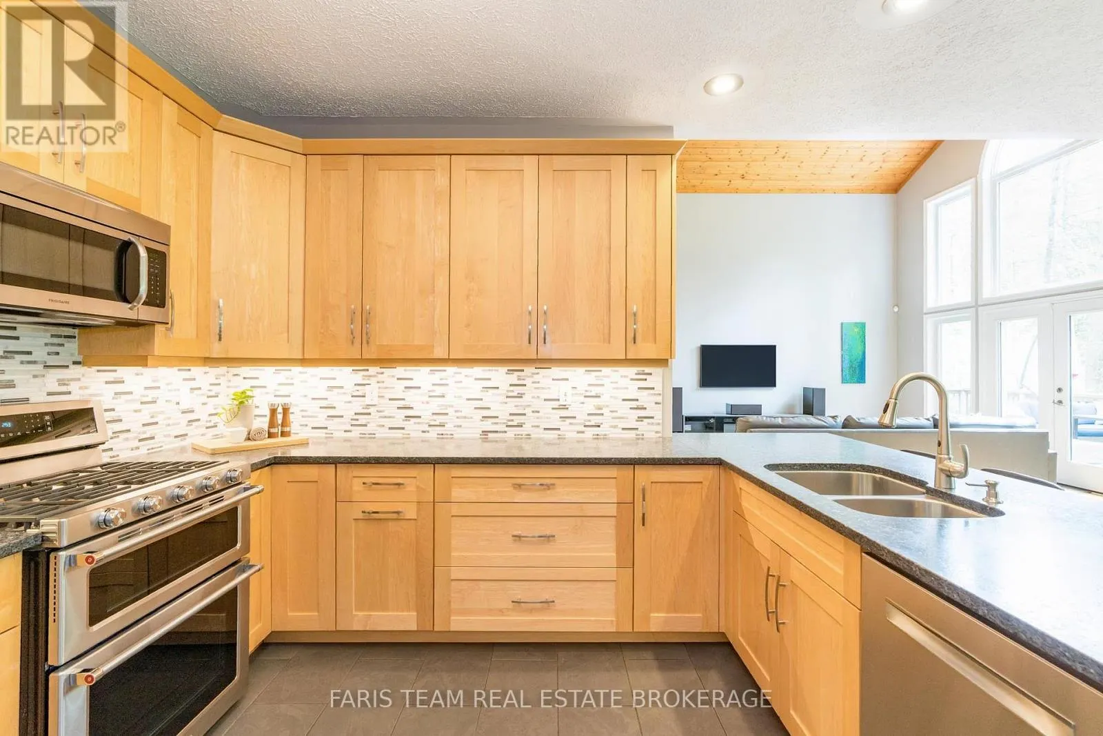 33 KINGFISHER CRESCENT