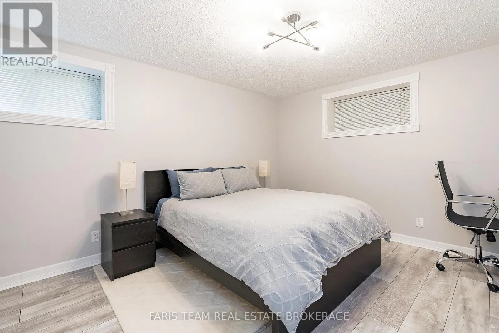 33 KINGFISHER CRESCENT