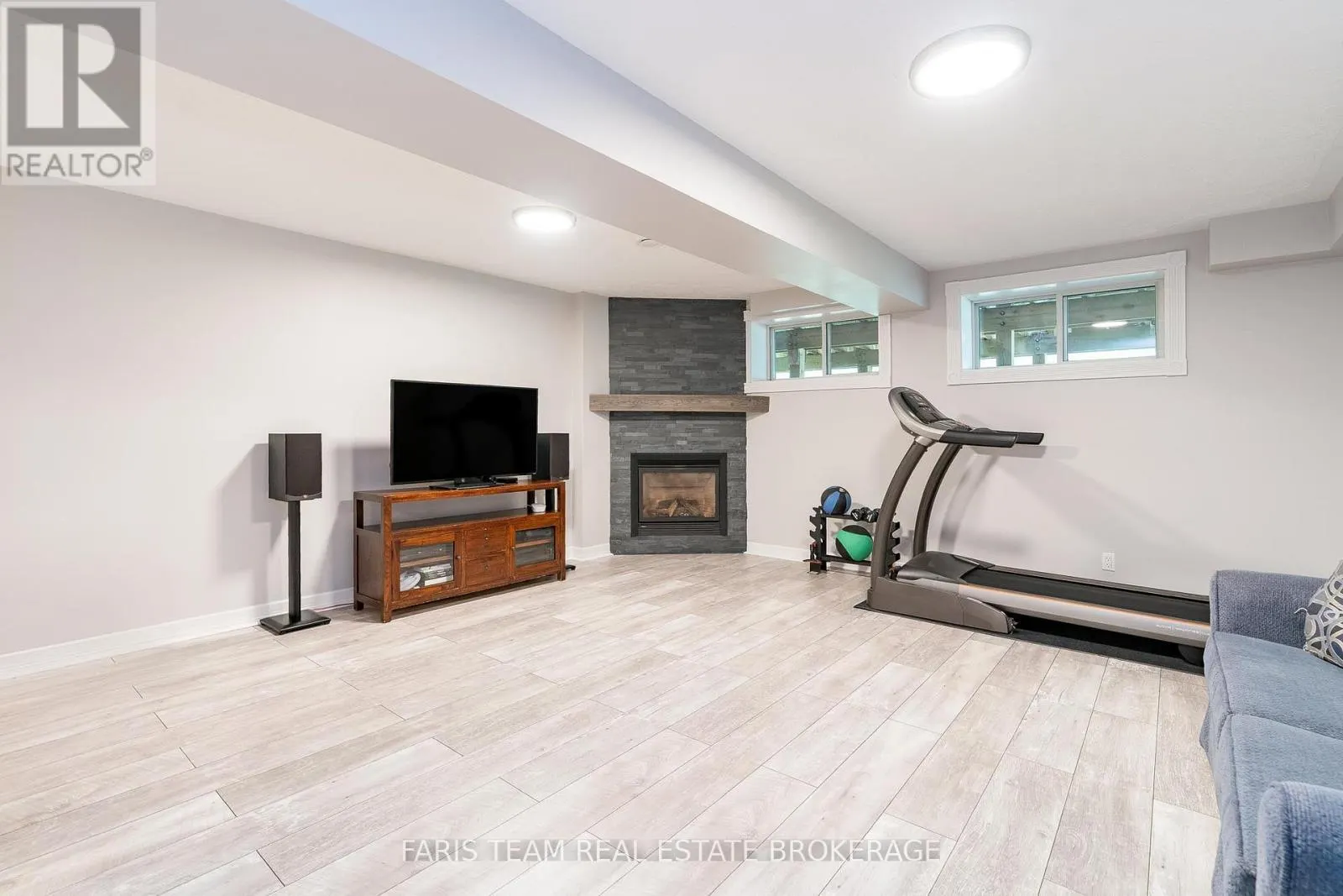 33 KINGFISHER CRESCENT