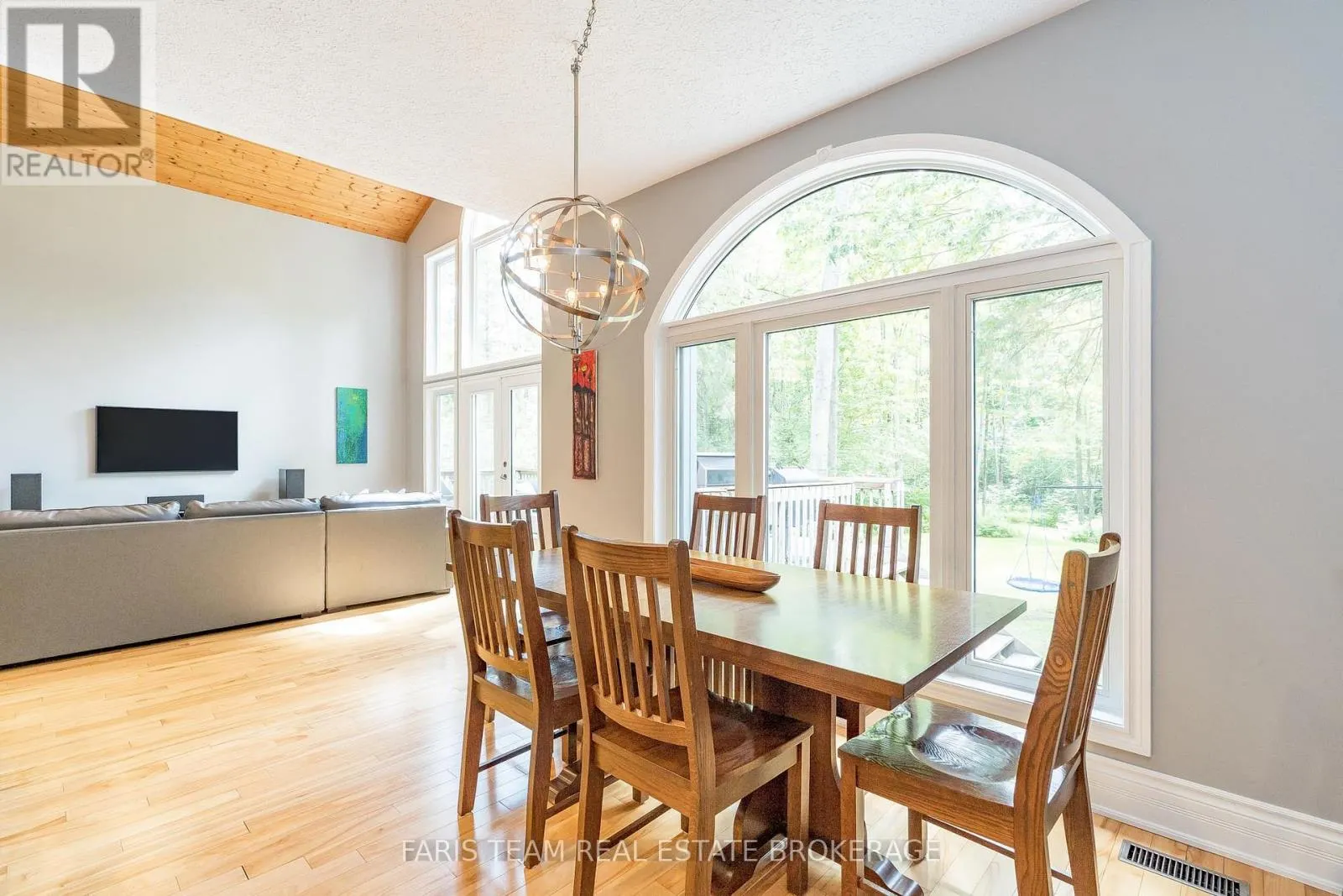 33 KINGFISHER CRESCENT