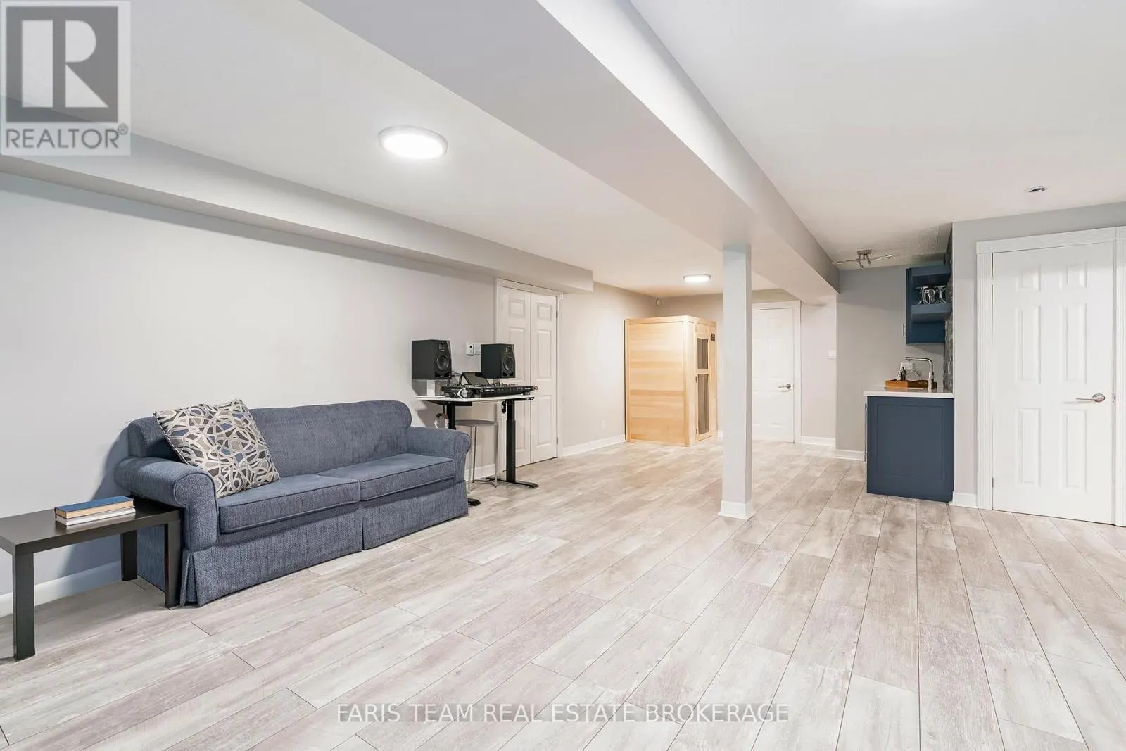 33 KINGFISHER CRESCENT