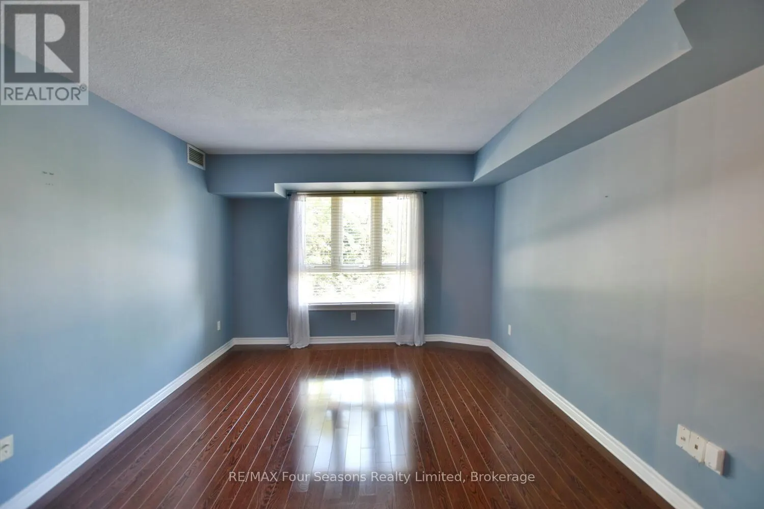 210 - 16 RAGLAN STREET, #210