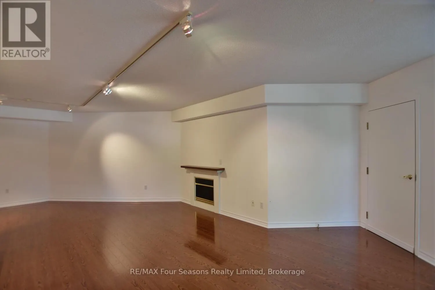210 - 16 RAGLAN STREET, #210