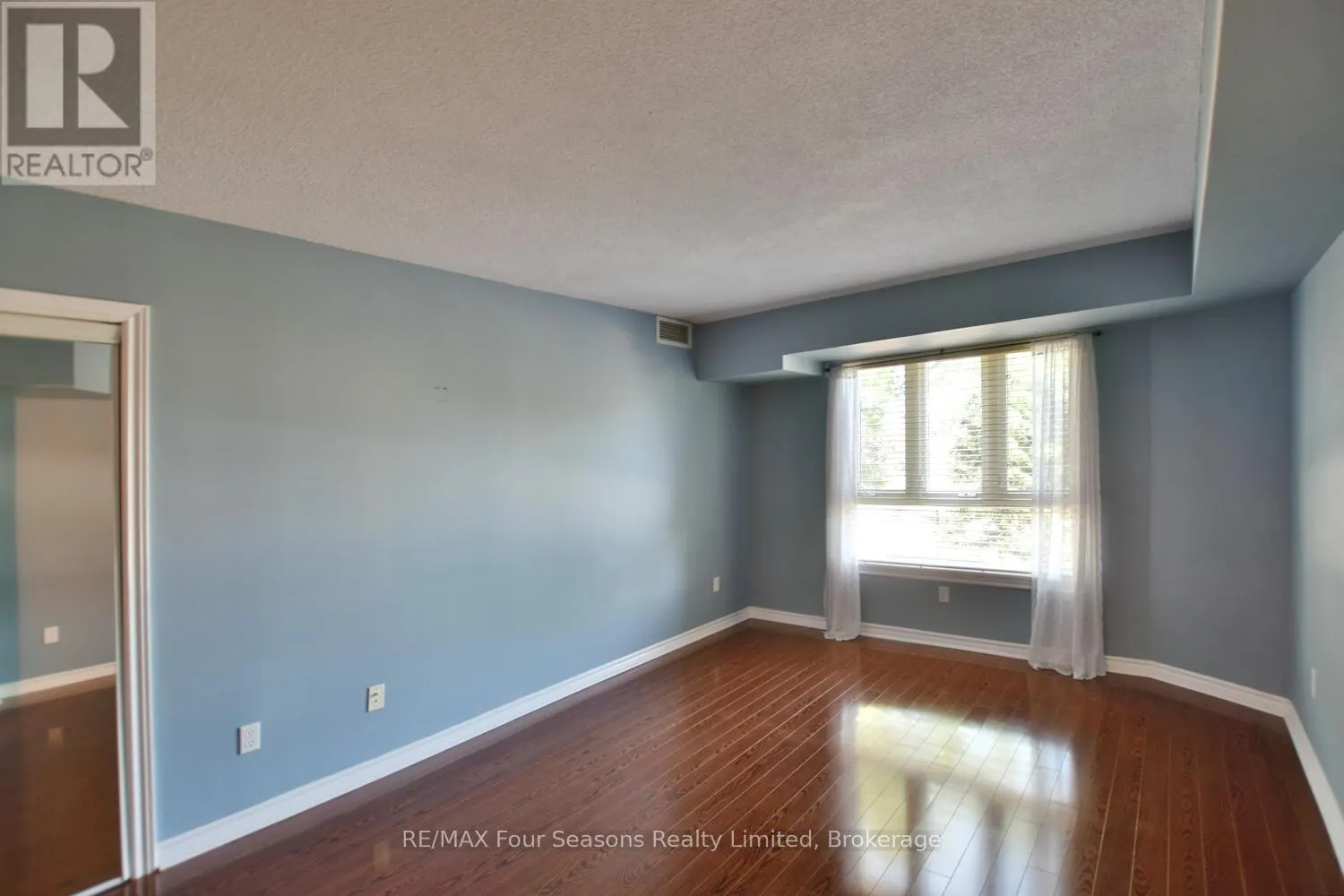 210 - 16 RAGLAN STREET, #210