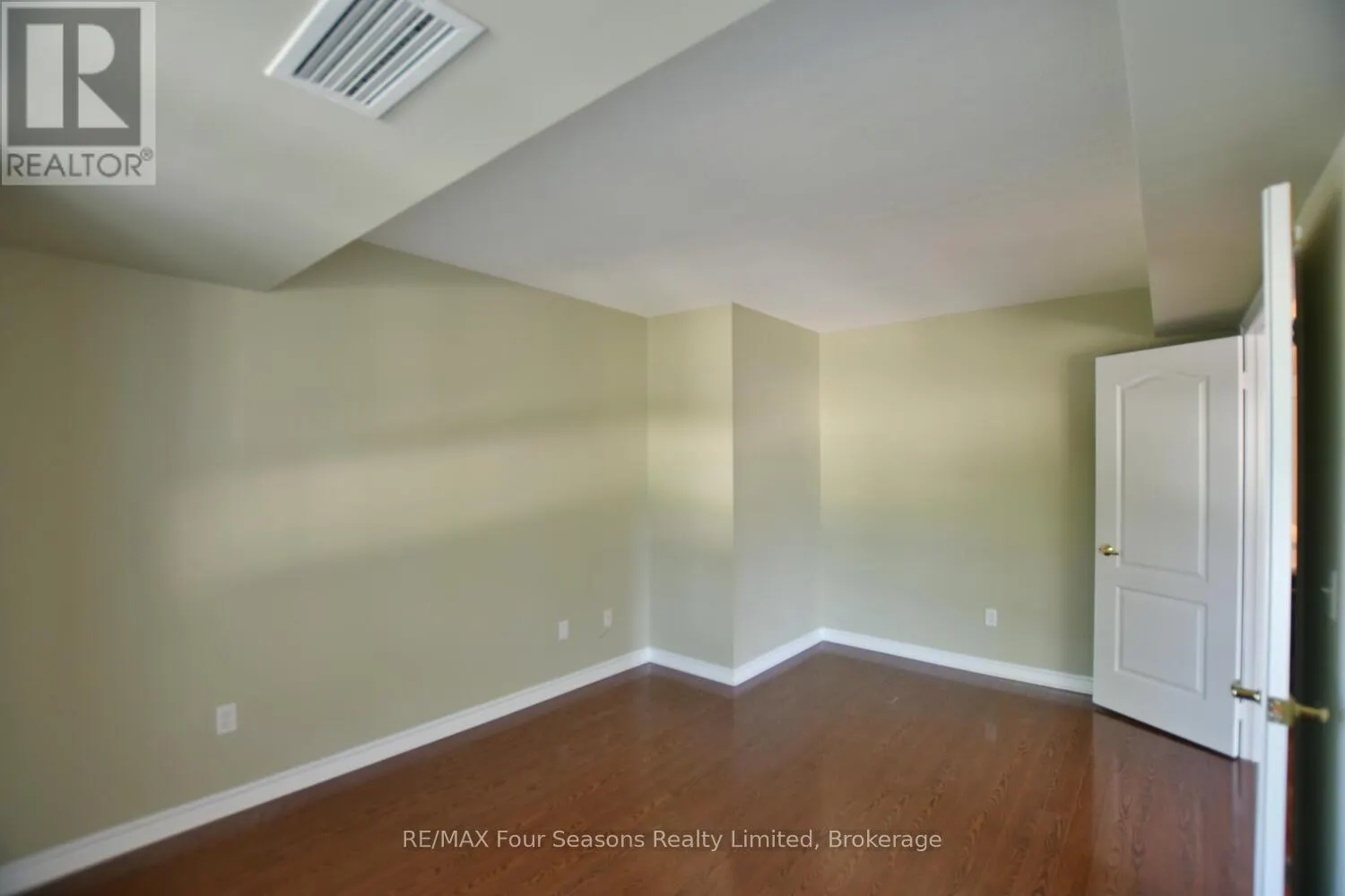 210 - 16 RAGLAN STREET, #210