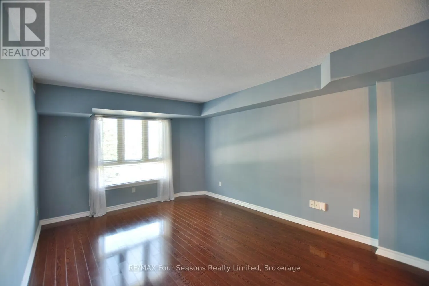 210 - 16 RAGLAN STREET, #210