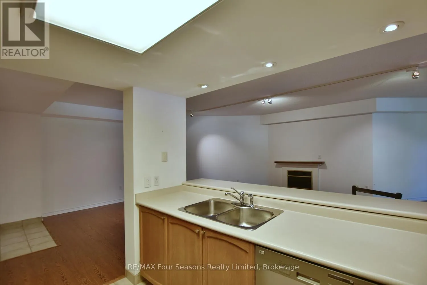 210 - 16 RAGLAN STREET, #210