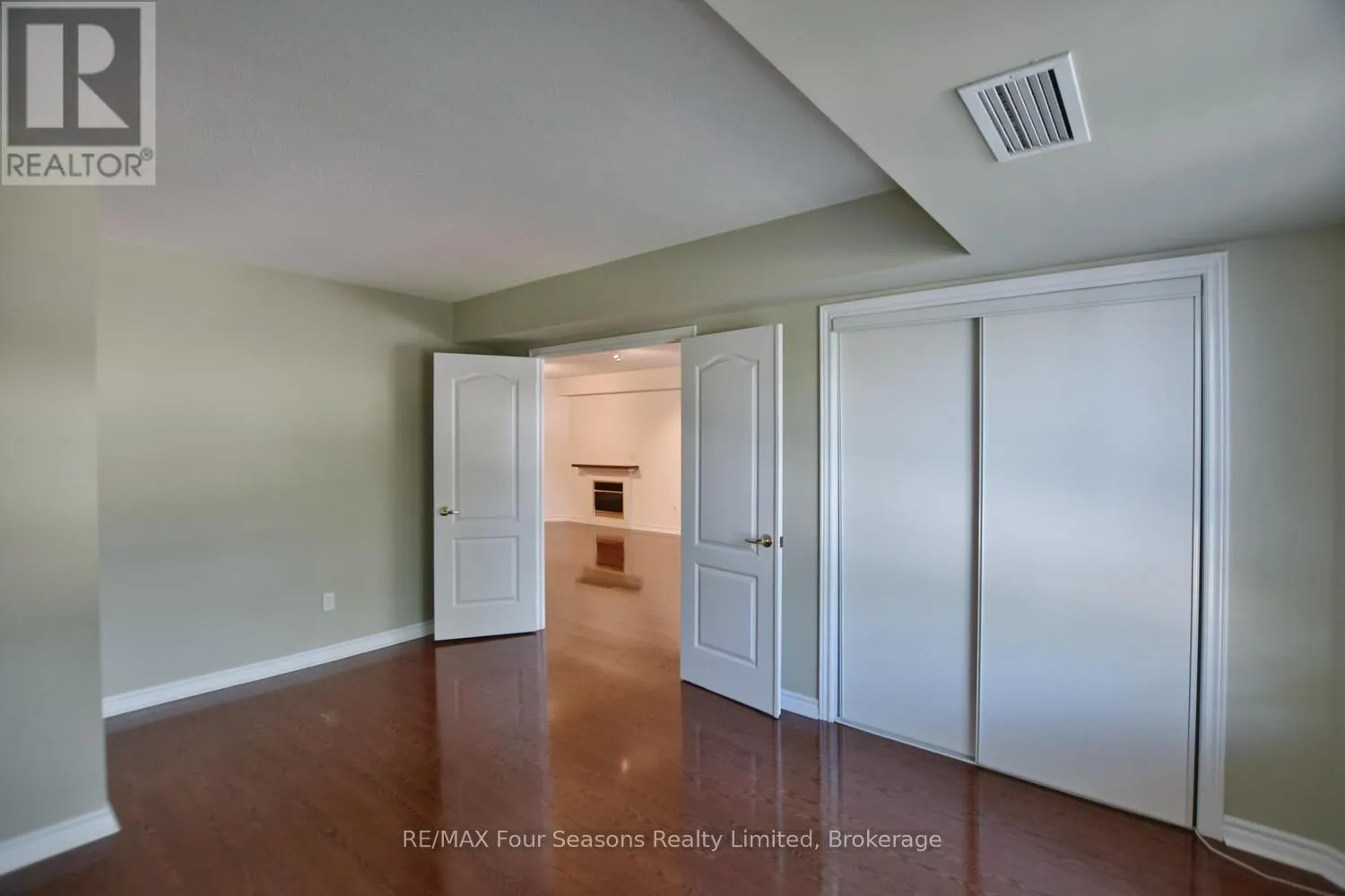 210 - 16 RAGLAN STREET, #210