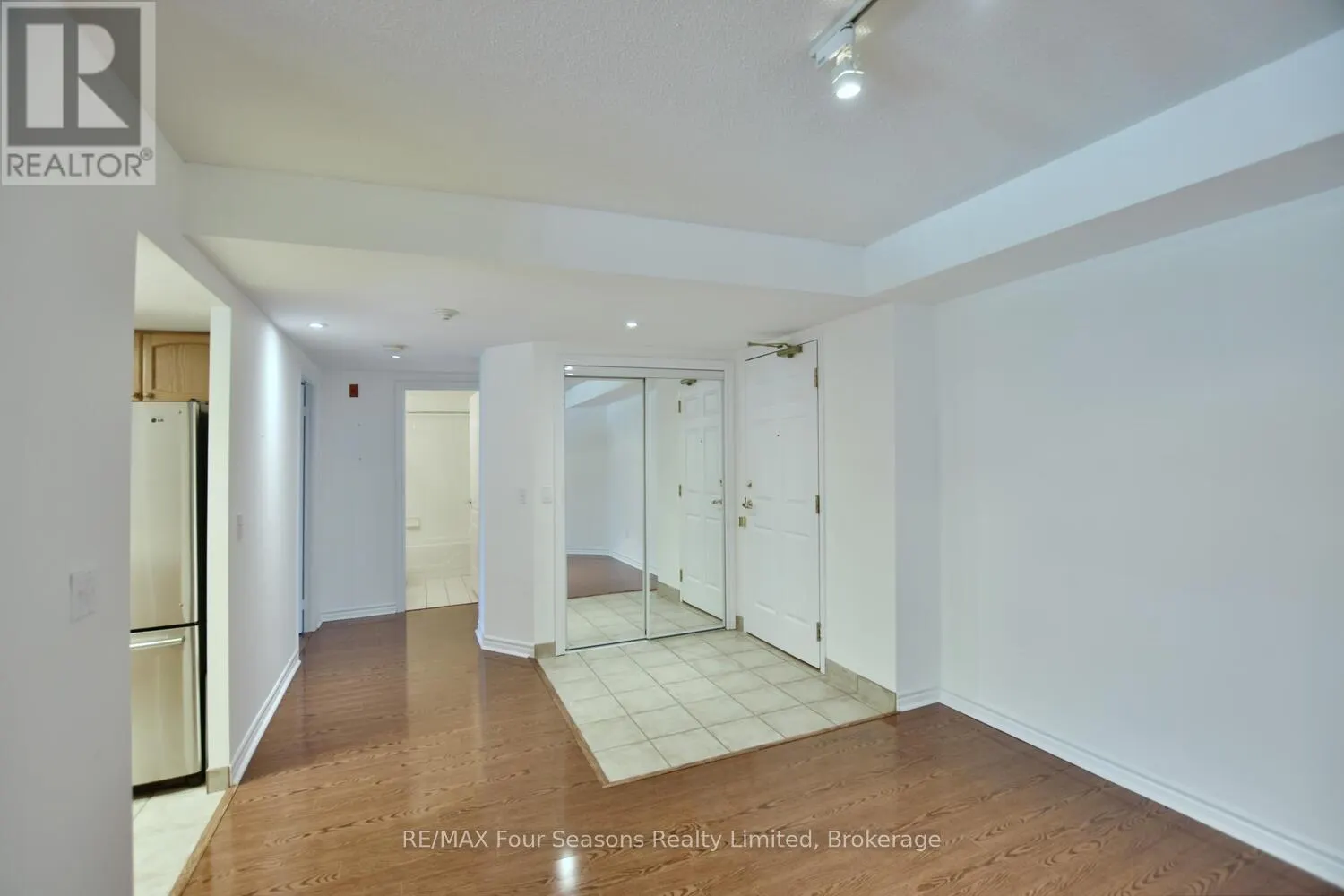 210 - 16 RAGLAN STREET, #210