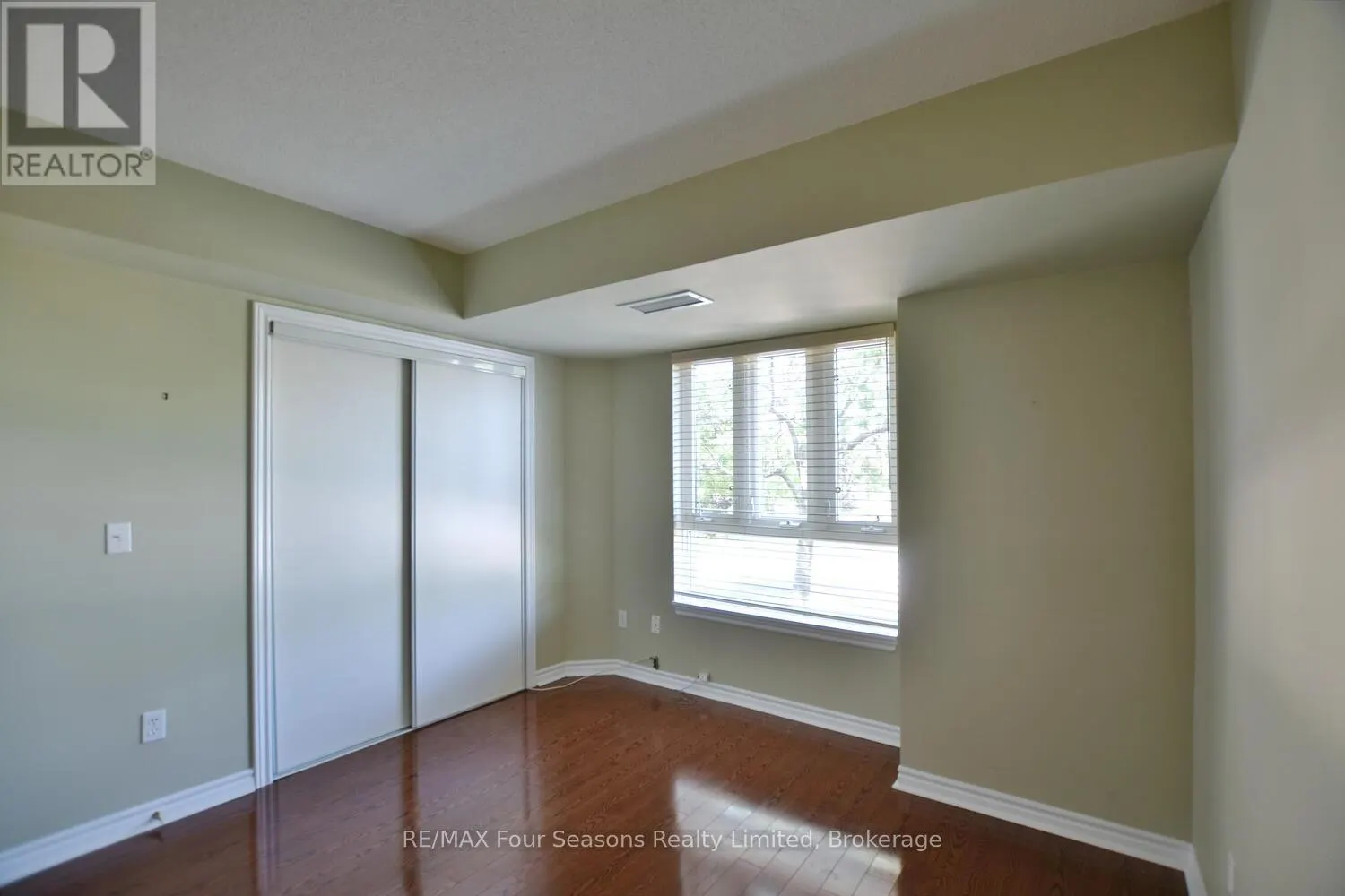 210 - 16 RAGLAN STREET, #210