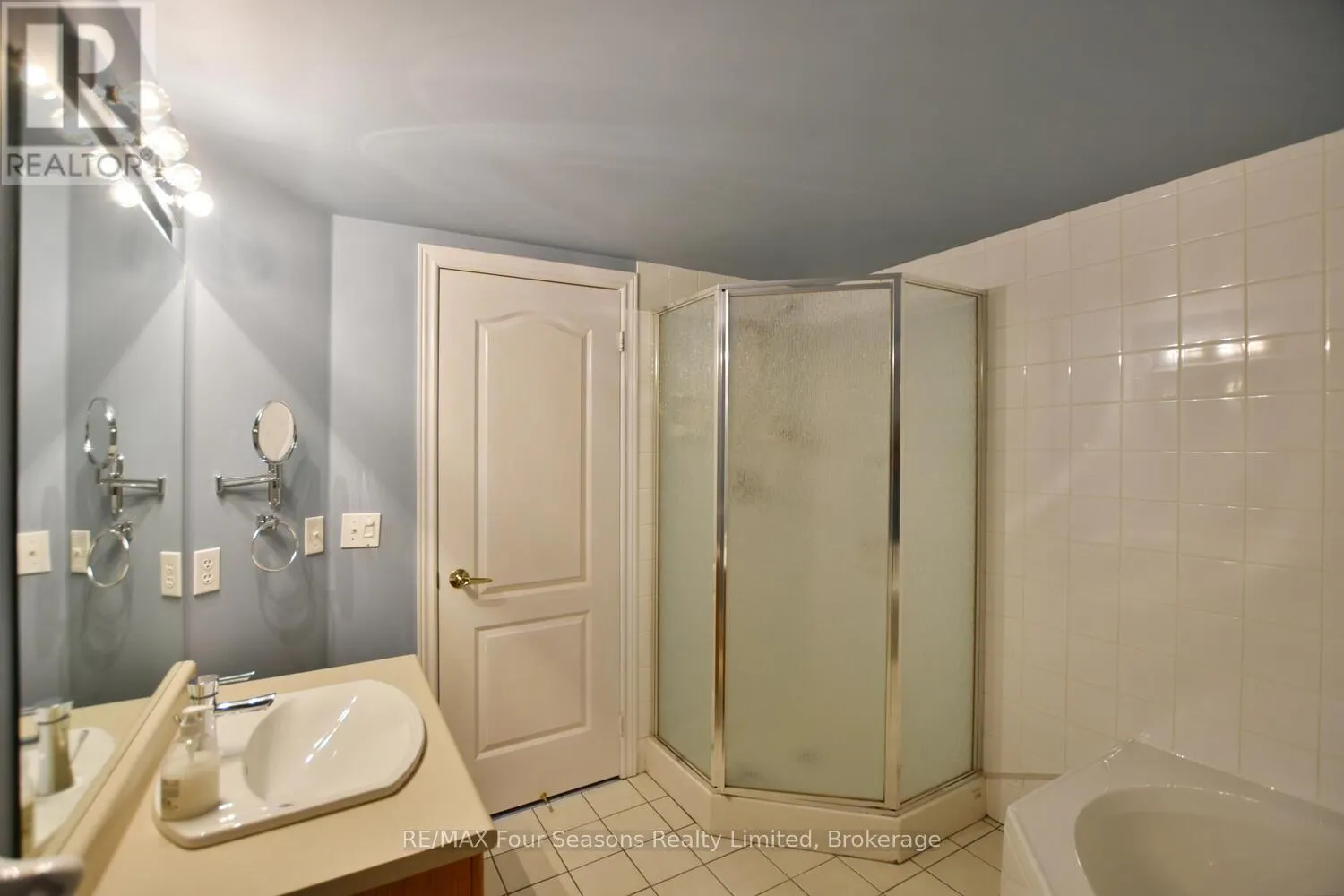 210 - 16 RAGLAN STREET, #210