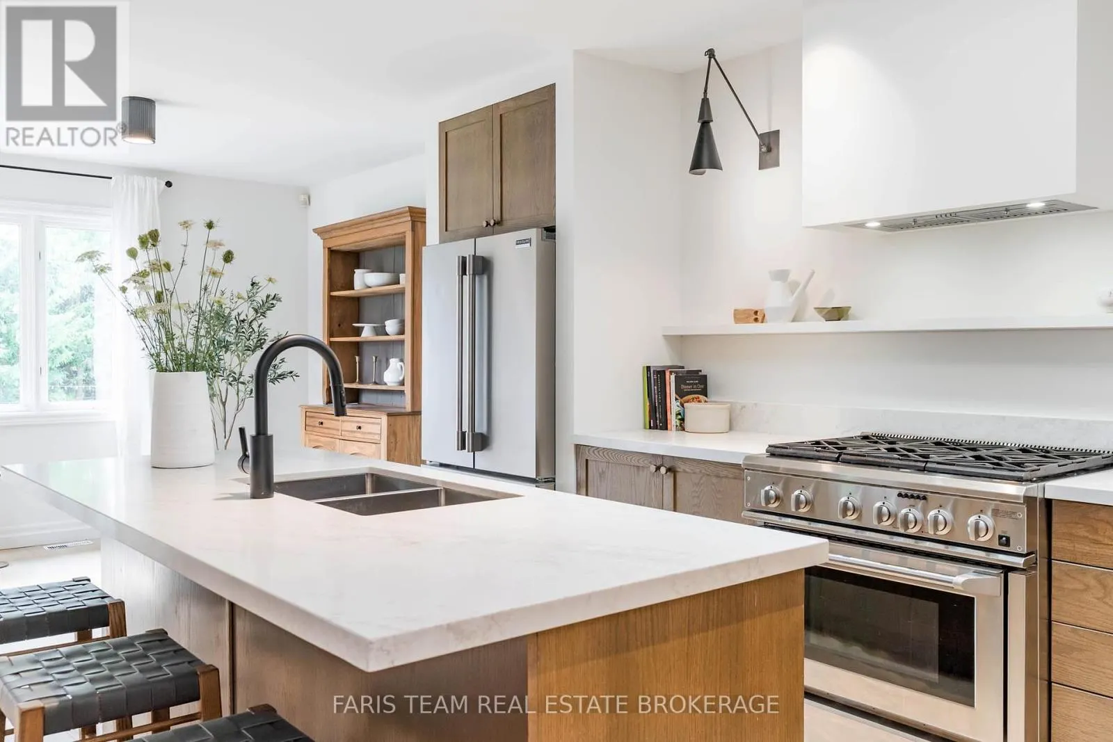 9 FAIRWAY CRESCENT