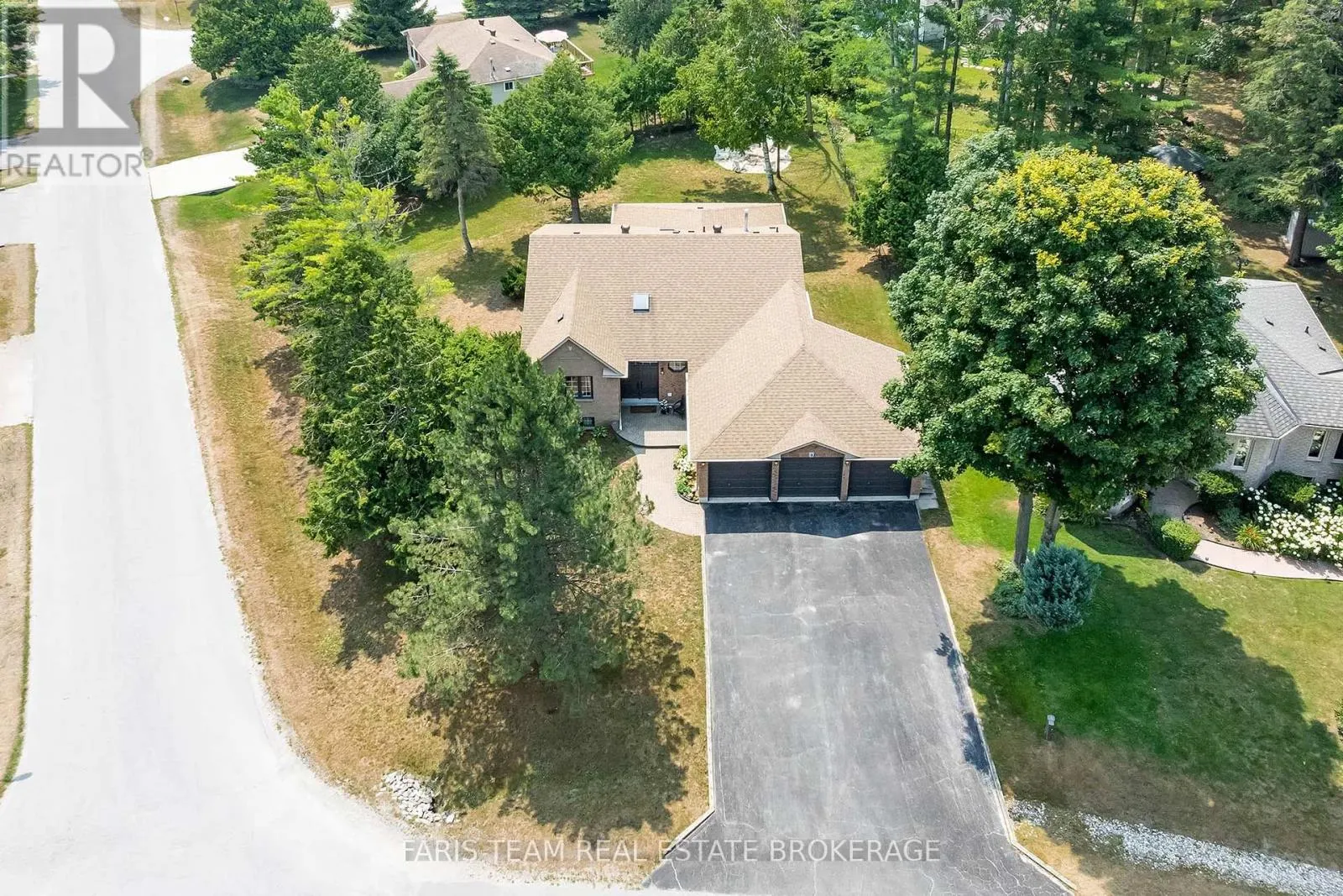 9 FAIRWAY CRESCENT