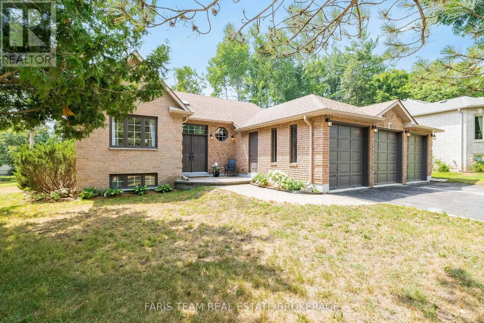 9 FAIRWAY CRESCENT