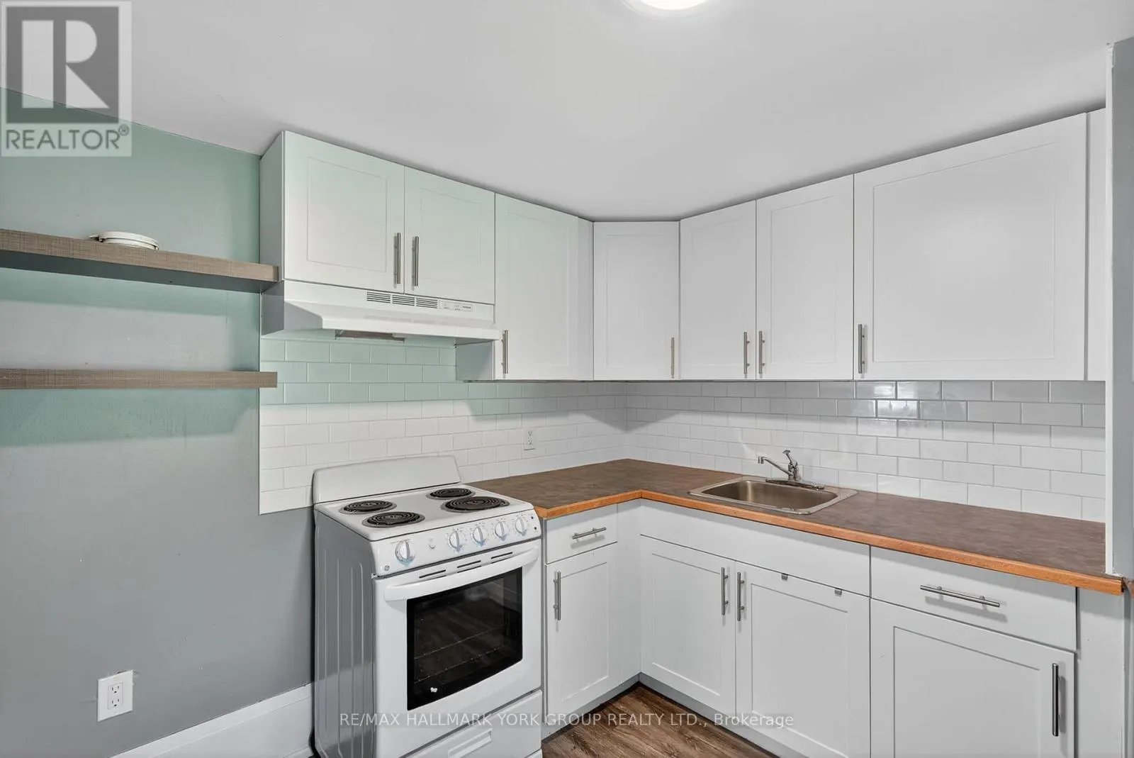 UPPER - 16 ALBERT STREET N