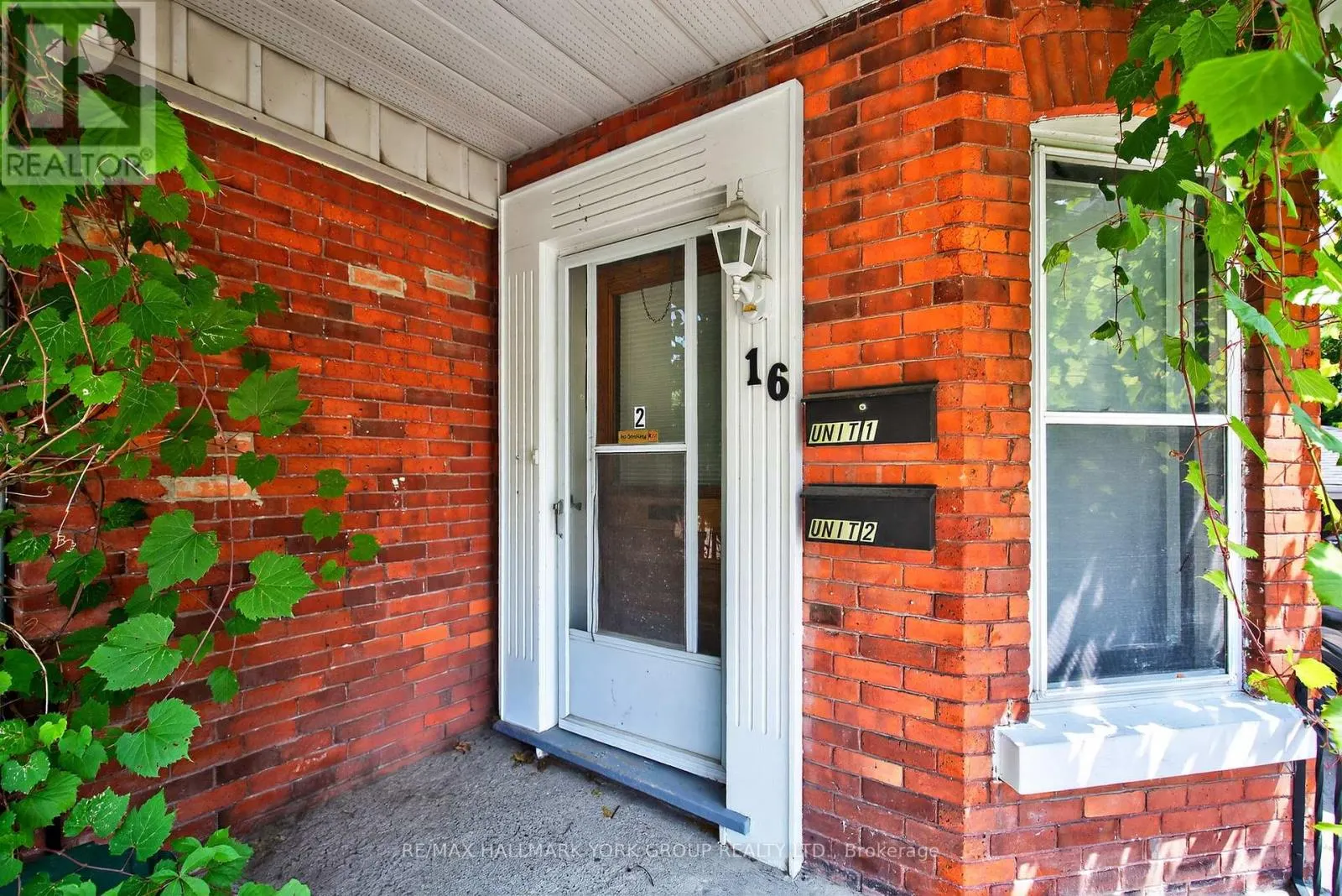 UPPER - 16 ALBERT STREET N