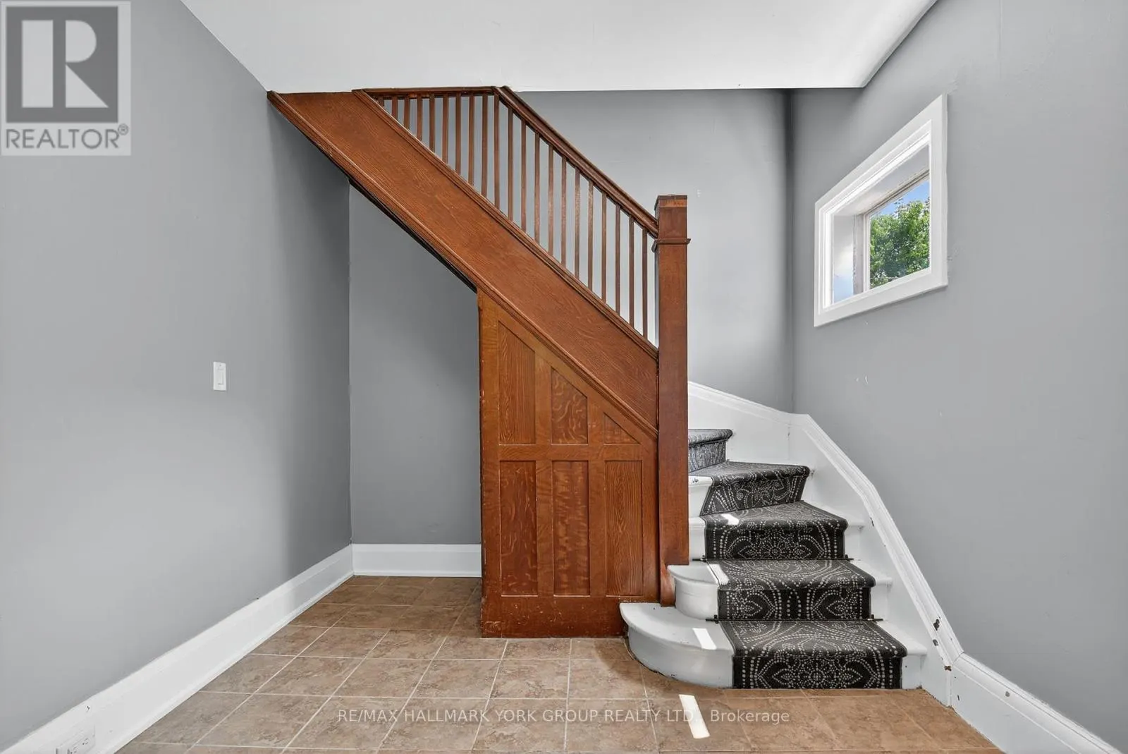 UPPER - 16 ALBERT STREET N