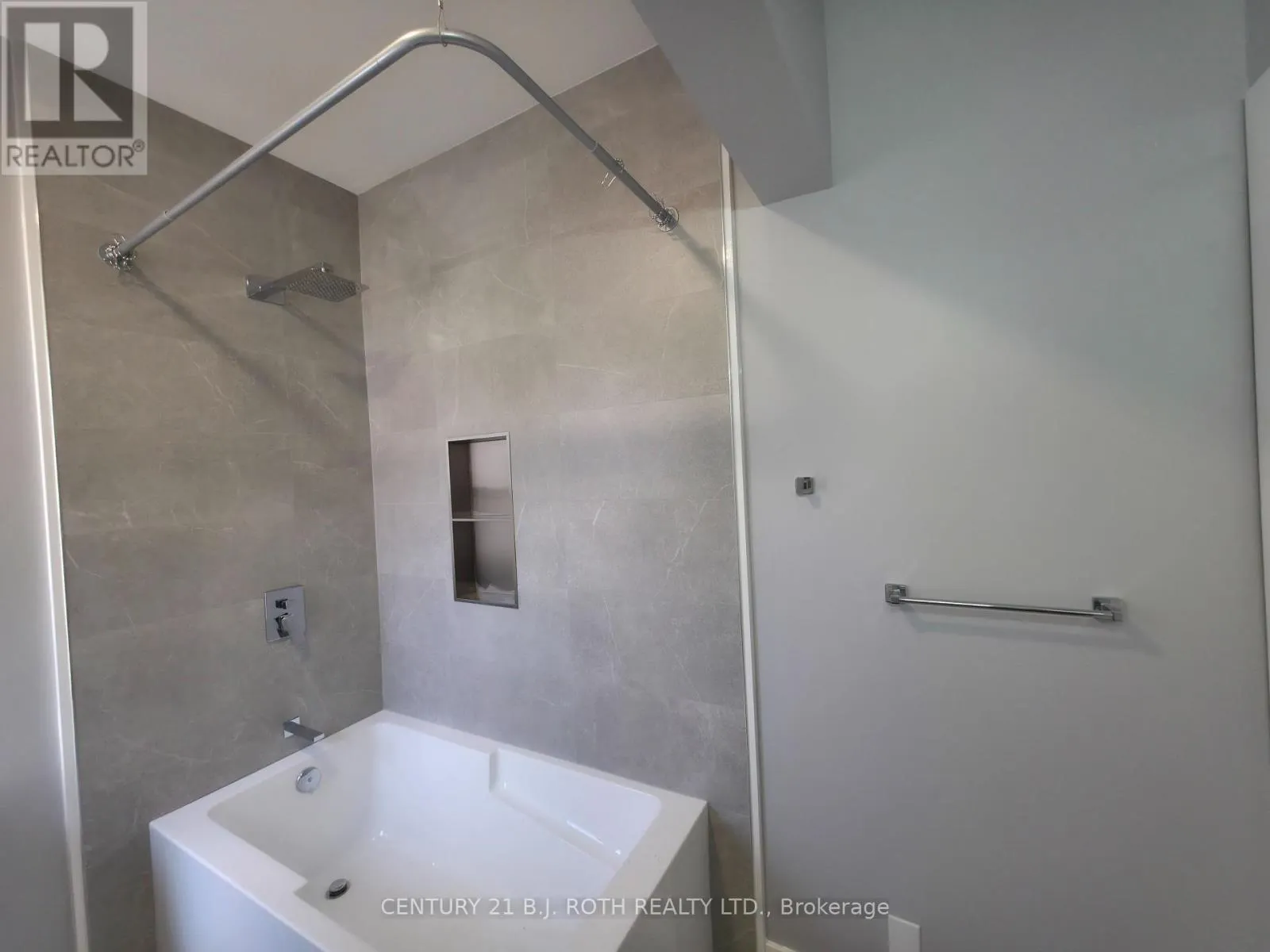 3 - 82 ALBERT STREET N