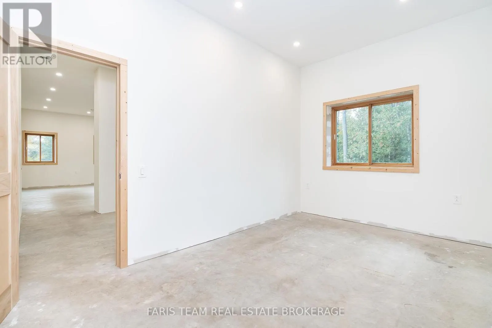 2576 CHAMPLAIN ROAD