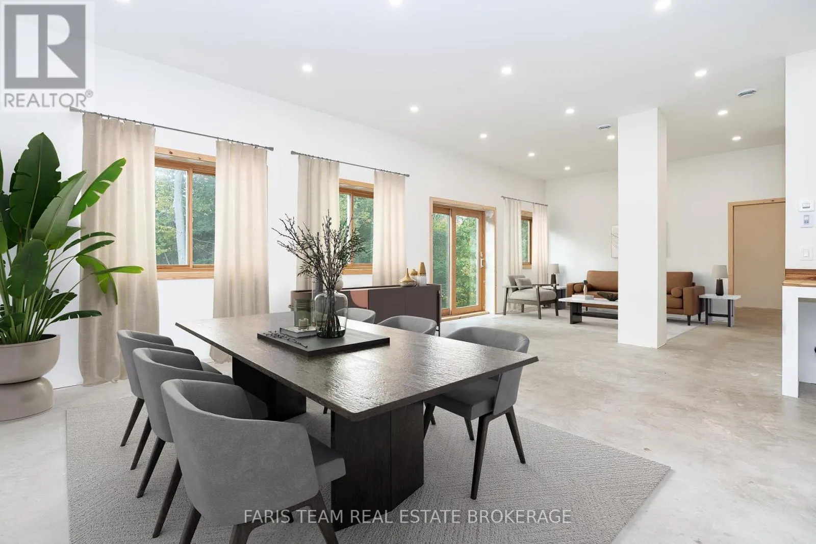 2576 CHAMPLAIN ROAD