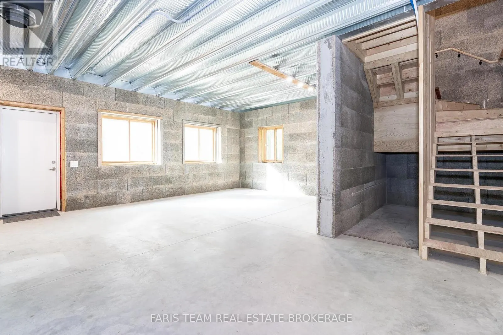 2576 CHAMPLAIN ROAD