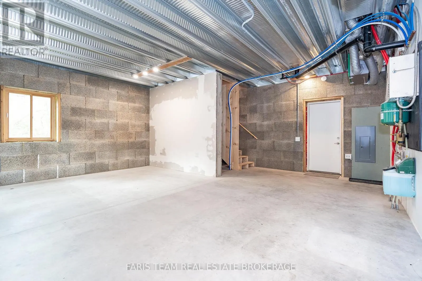 2576 CHAMPLAIN ROAD