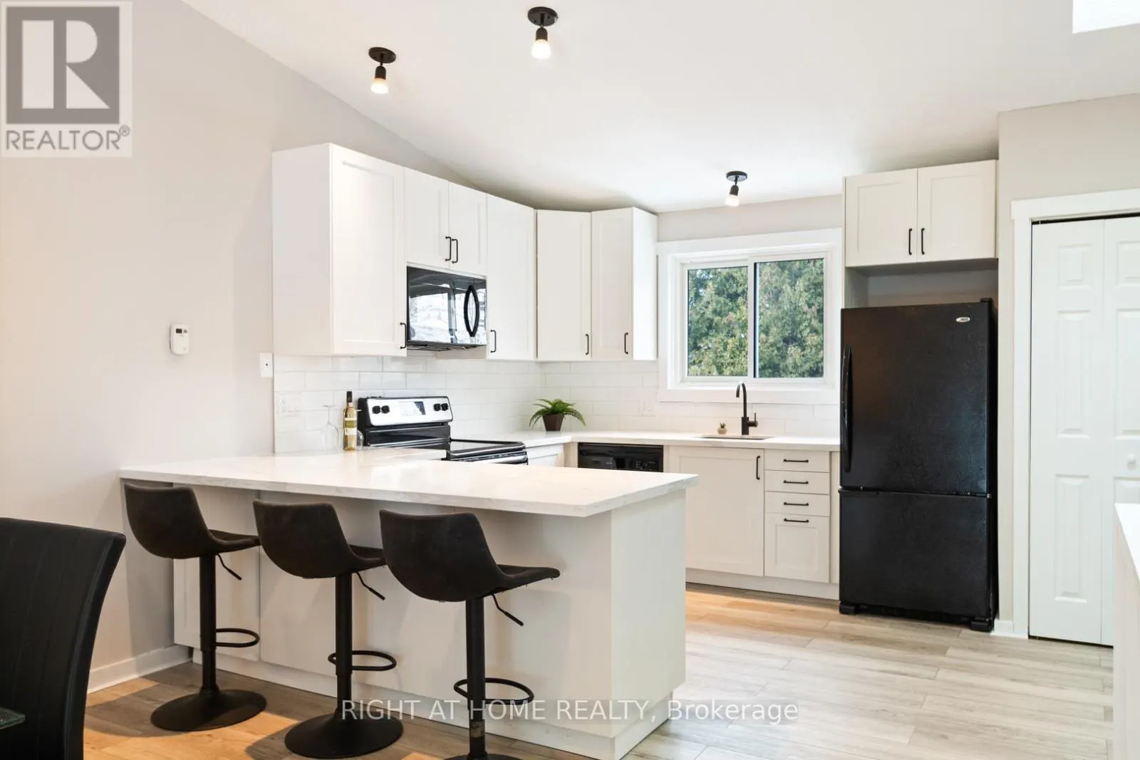 #403 - 12 DAWSON DRIVE