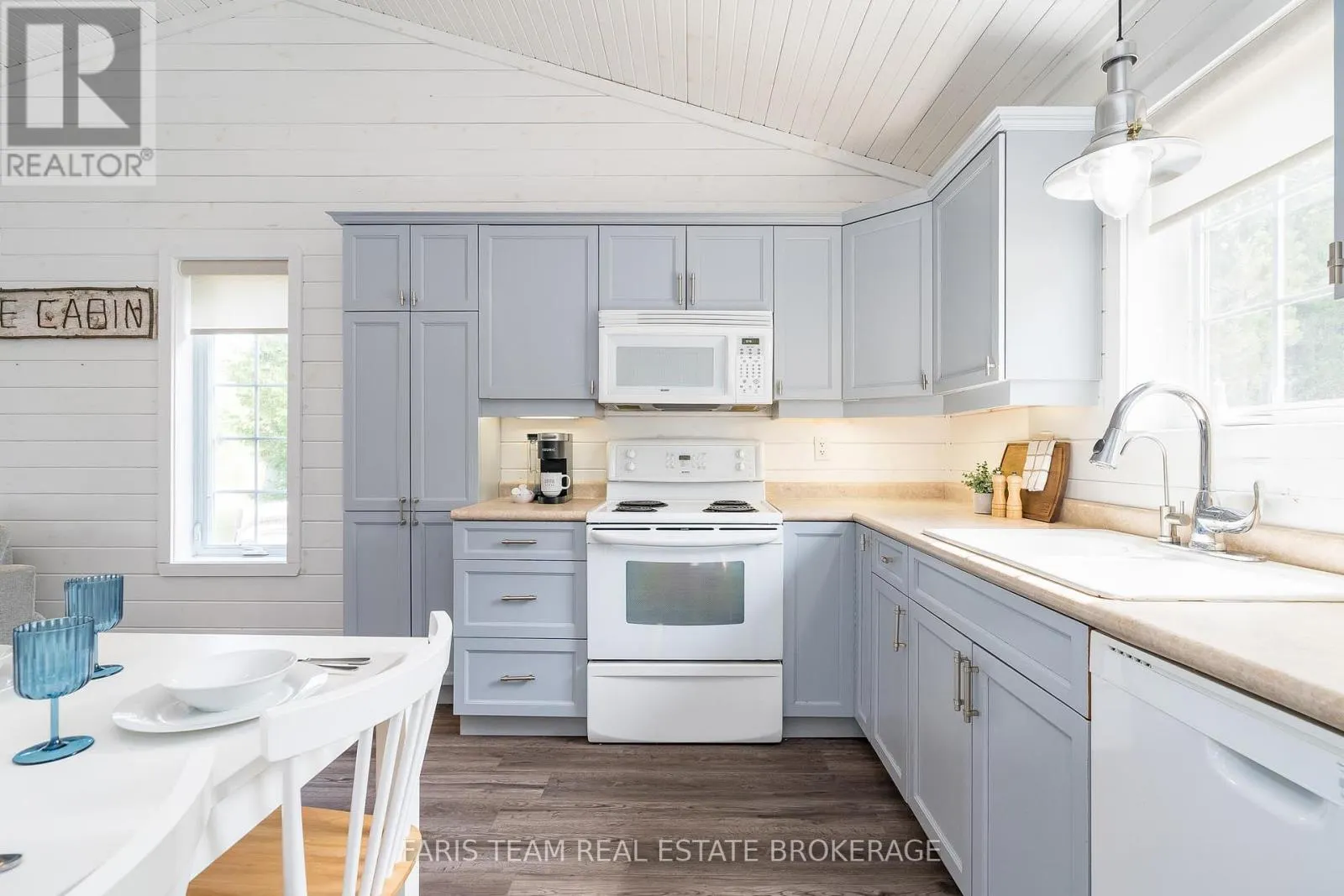 32 ALGONQUIN TRAIL