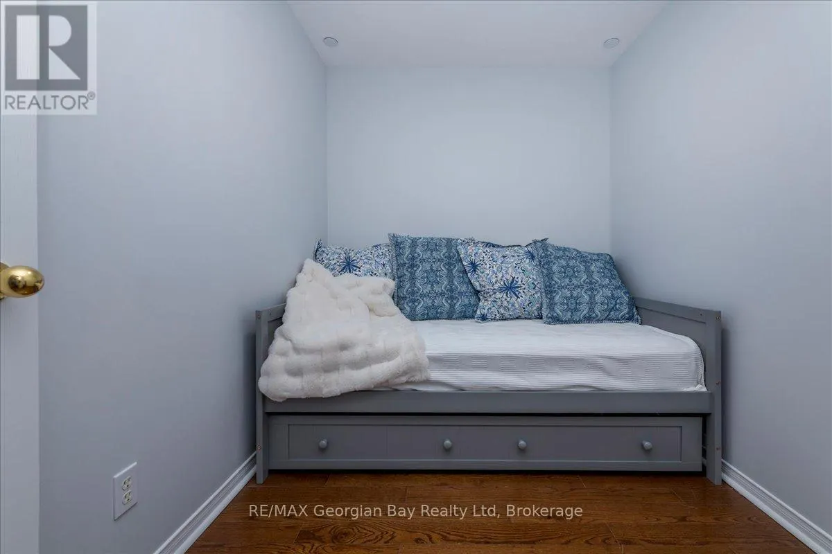 201 - 4 BECK BOULEVARD, #201