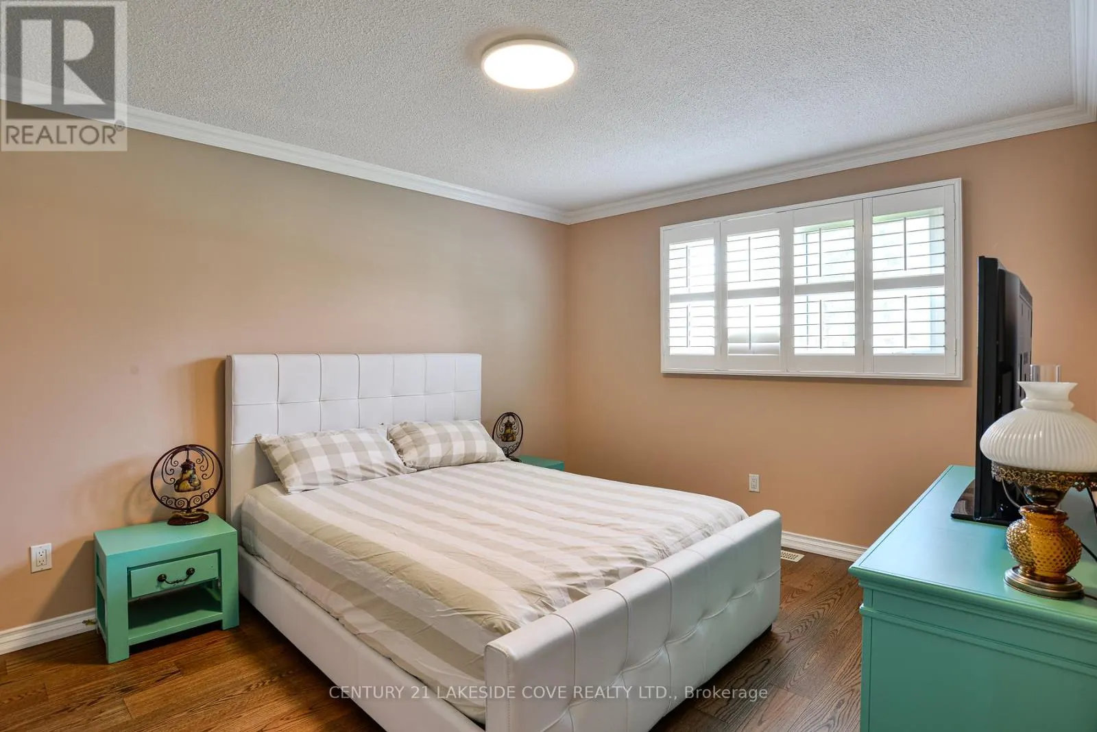 9 PINETREE COURT