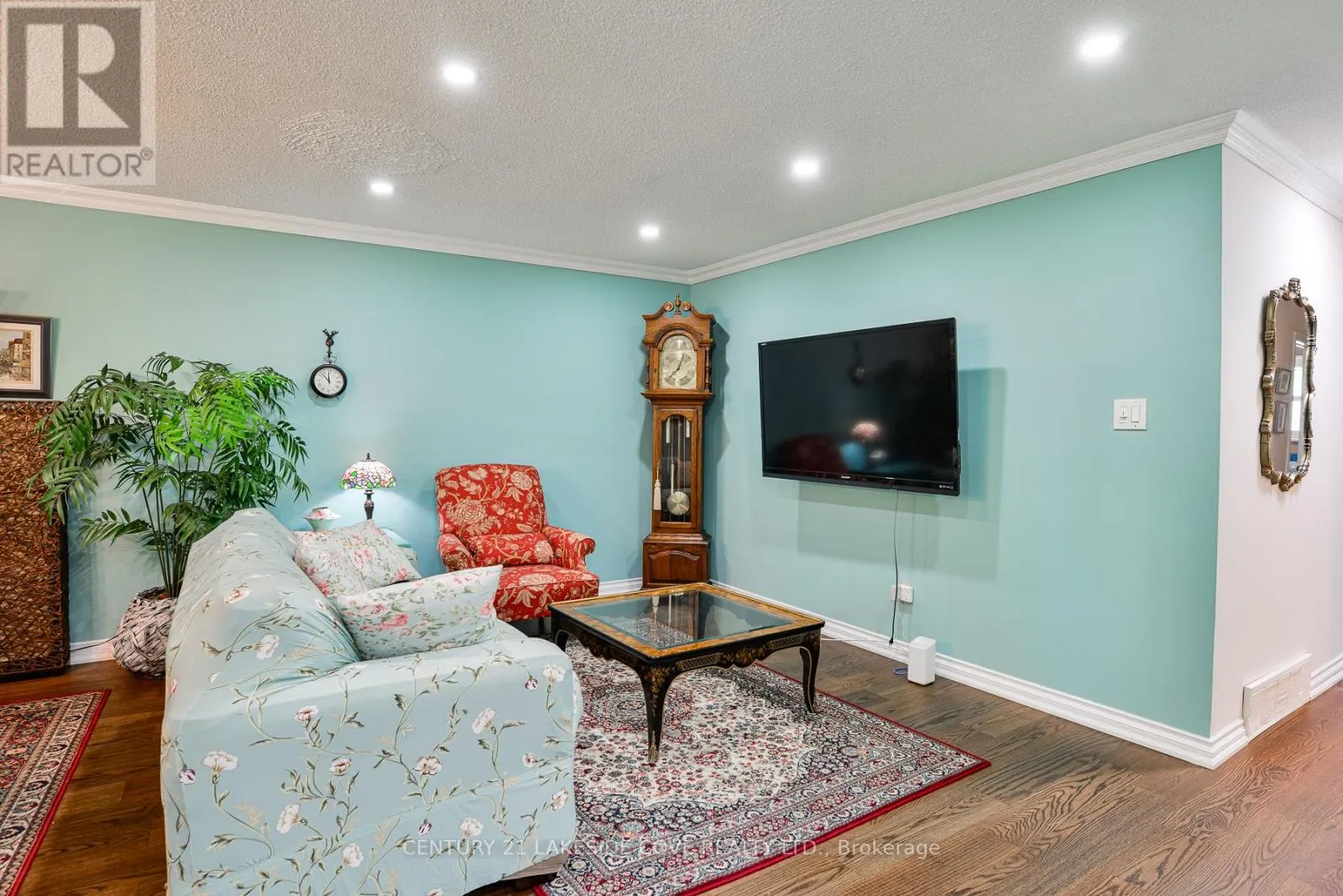 9 PINETREE COURT