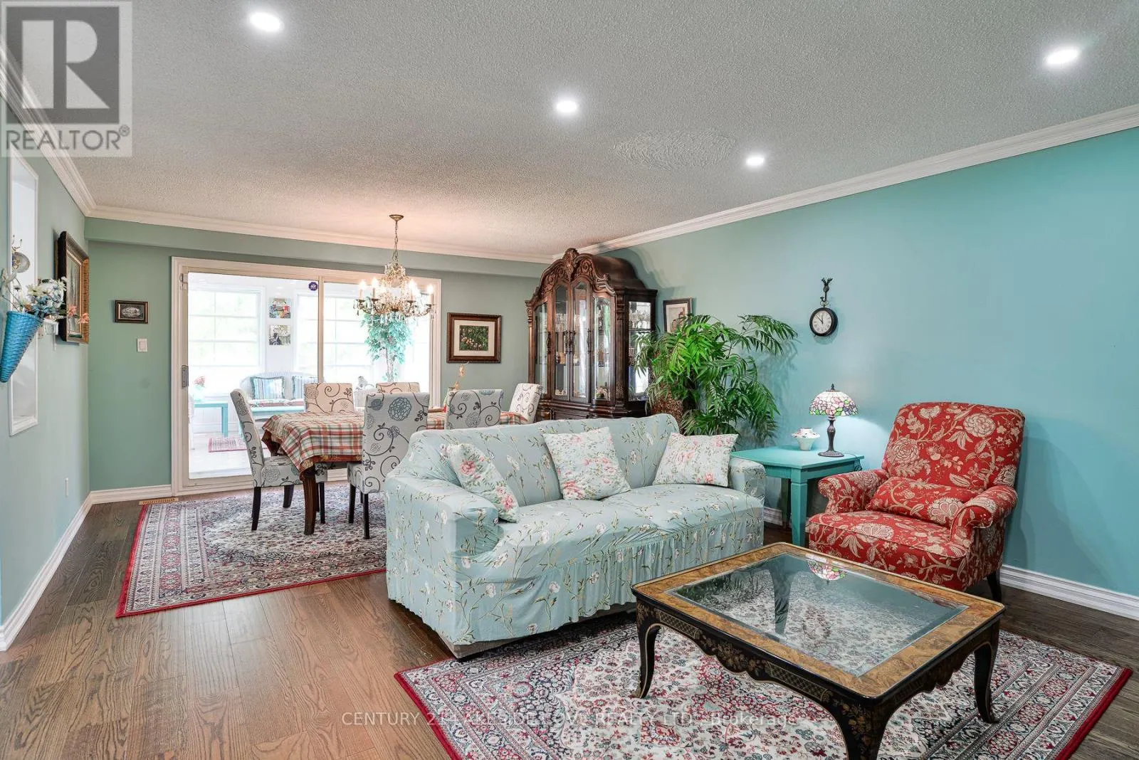 9 PINETREE COURT