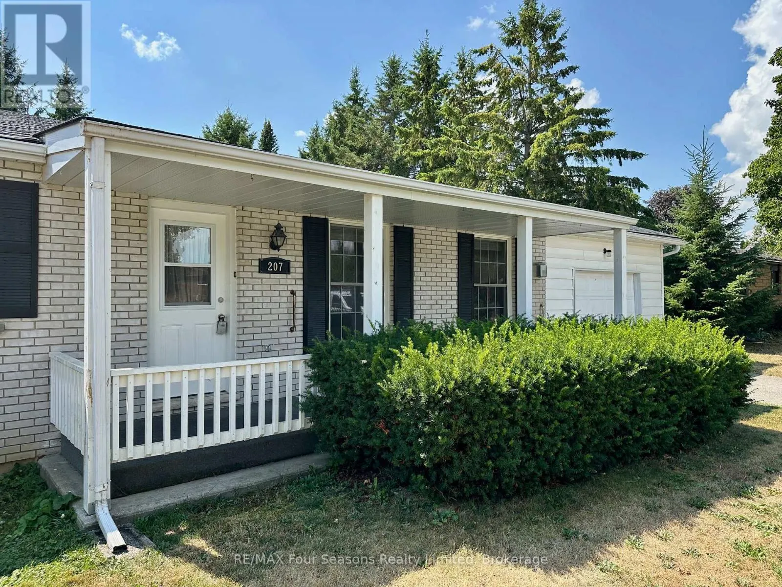 207 CHRISTOPHER STREET