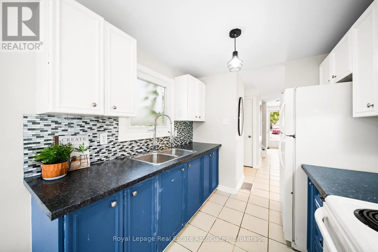 44 HEMINGWAY CRESCENT