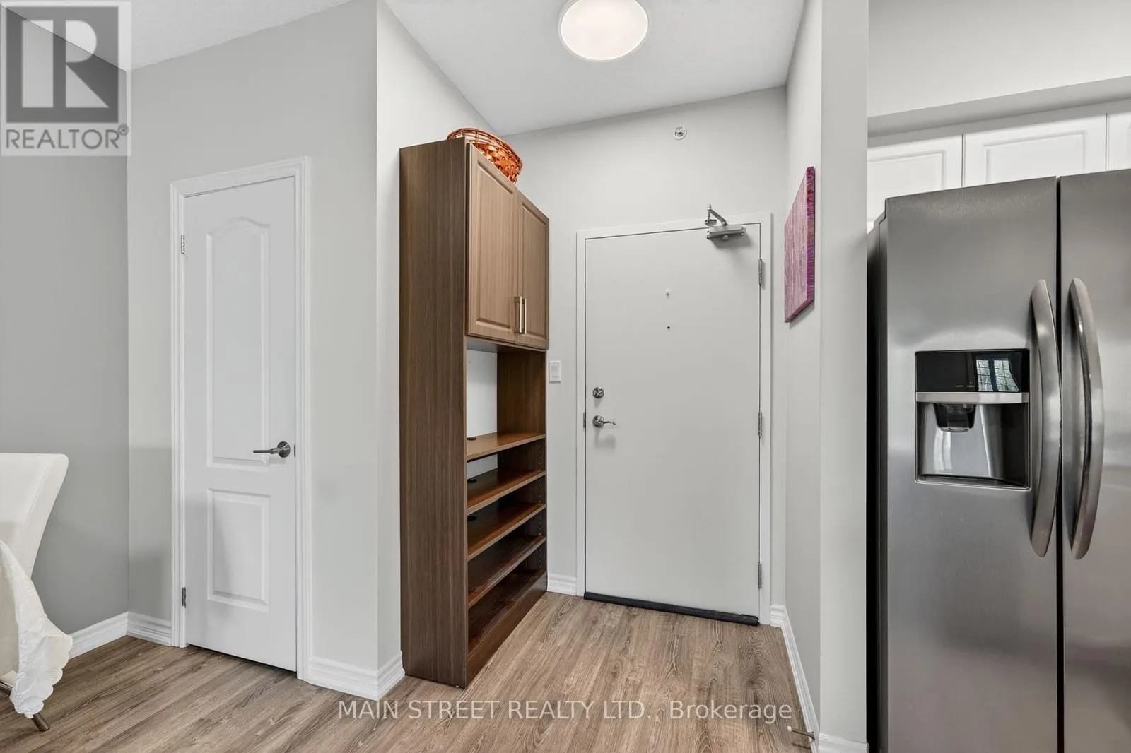 303 - 40 FERNDALE DRIVE S