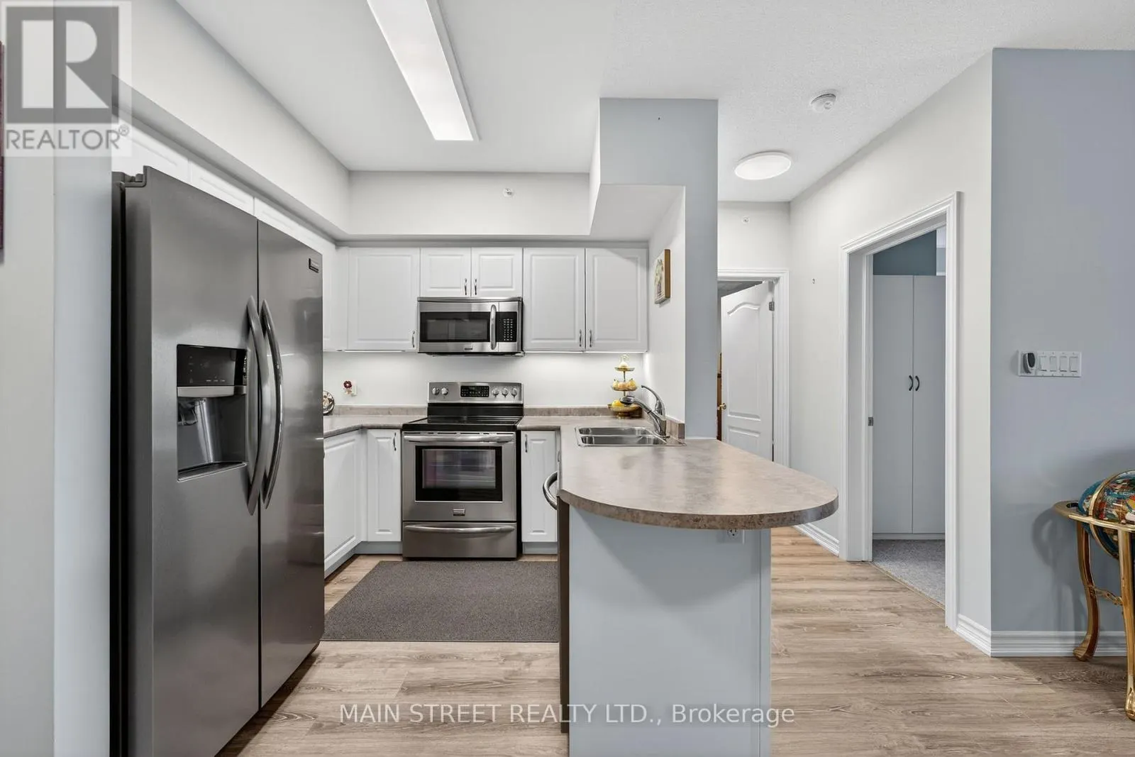 303 - 40 FERNDALE DRIVE S