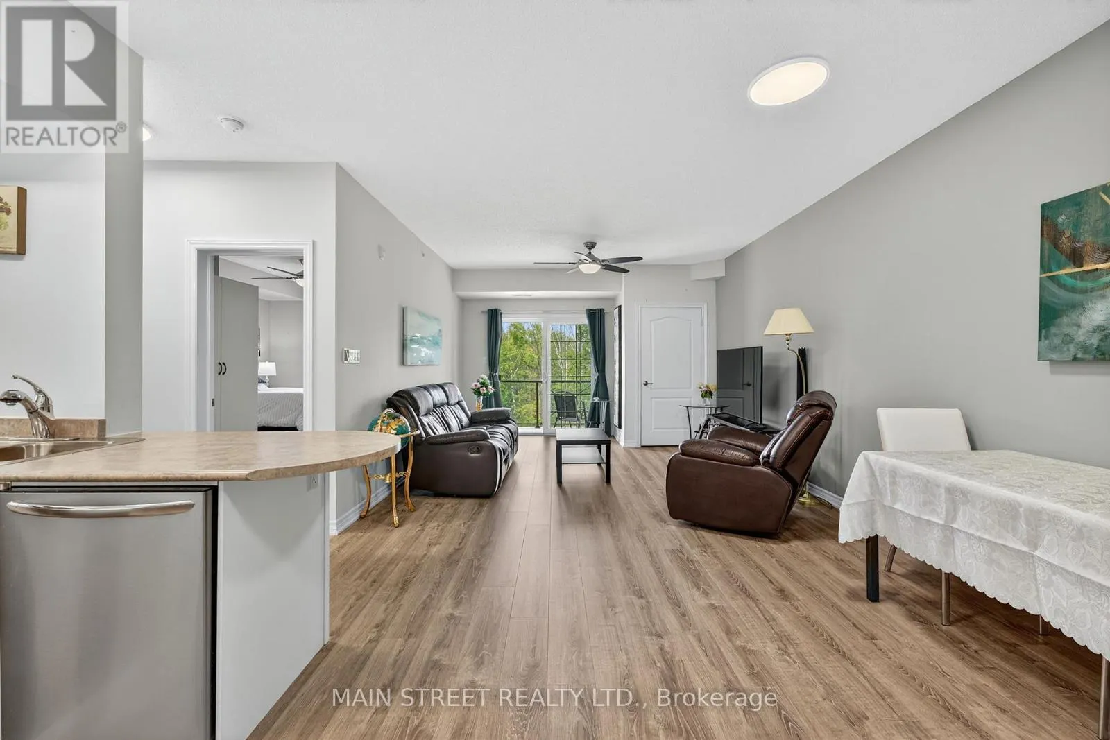 303 - 40 FERNDALE DRIVE S