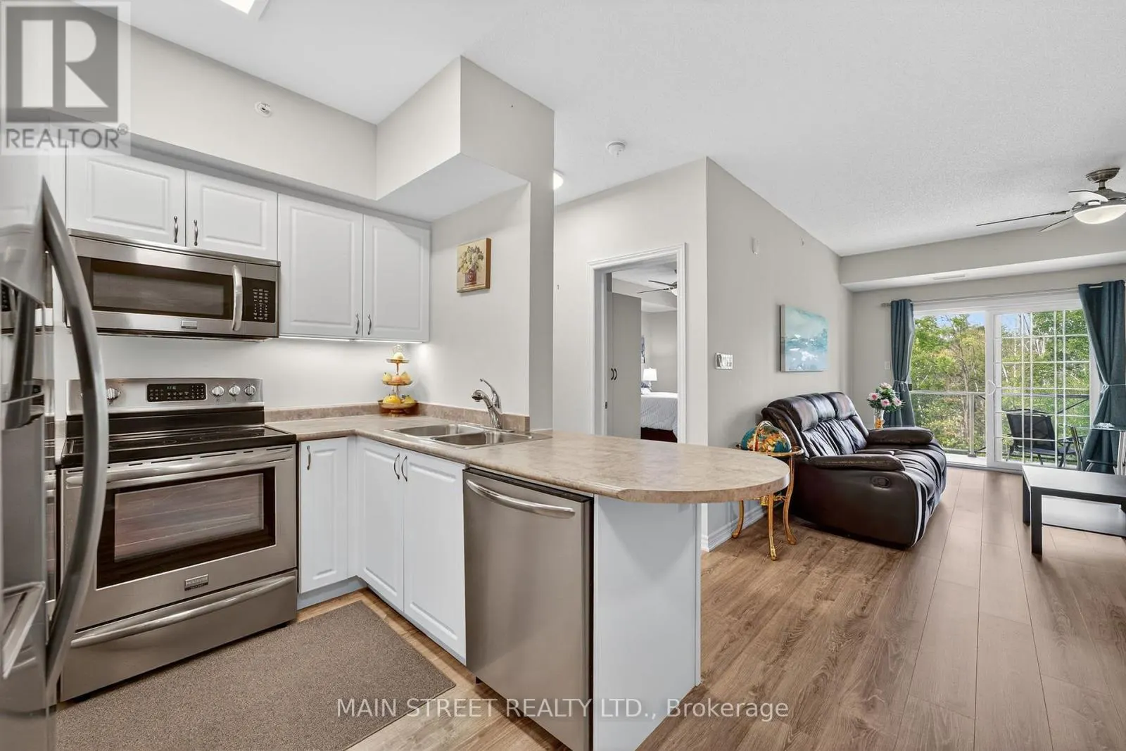 303 - 40 FERNDALE DRIVE S