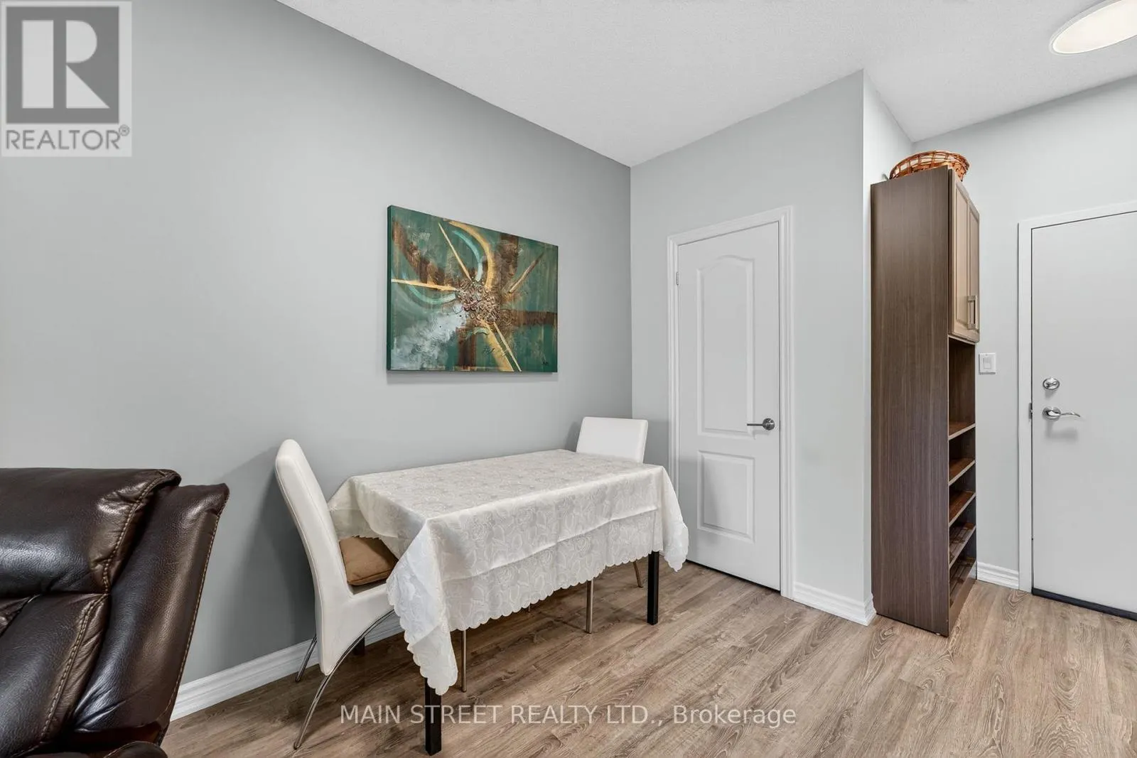 303 - 40 FERNDALE DRIVE S