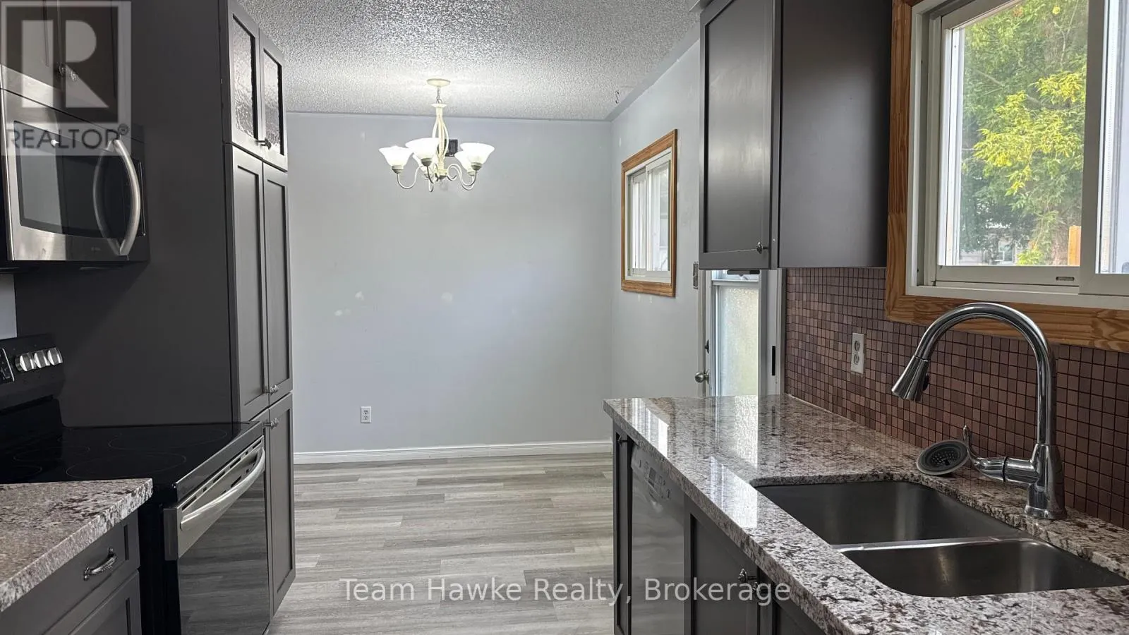 6 BEAUMAUR DRIVE