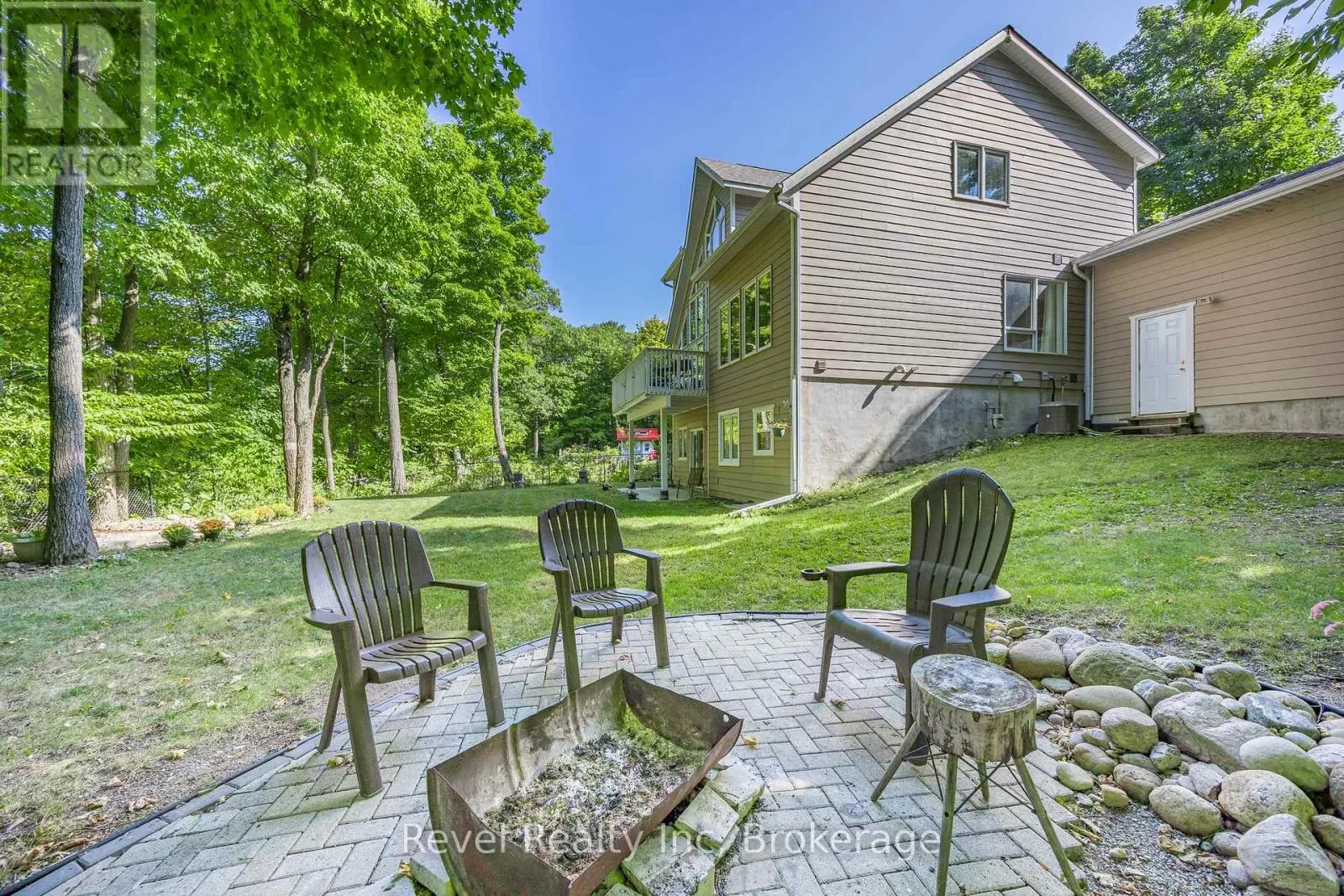 10 MUSQUAKE COURT